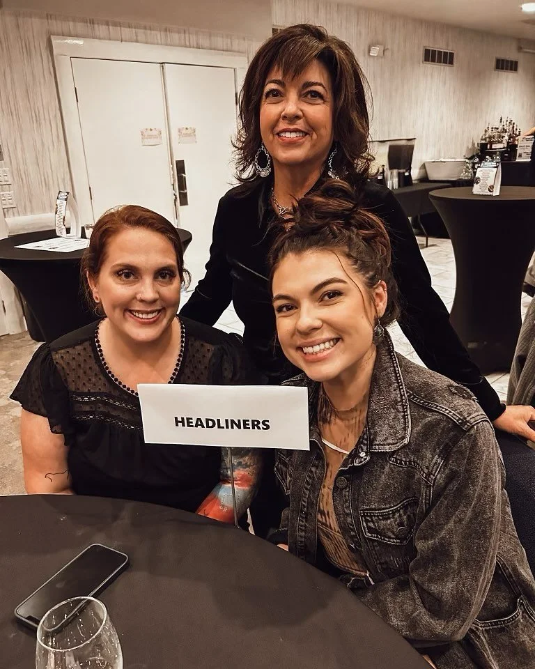 ʟᴀᴜɢʜ ʏᴏᴜʀ ʜᴀᴛs ᴏғғ 🐾
-
In the month of October, Headliners had the opportunity to support an amazing event with the Animal Humane Society. We were so thrilled to be a sponsor this year and get our own Headliners table shared with our spouses! 🤍 
-