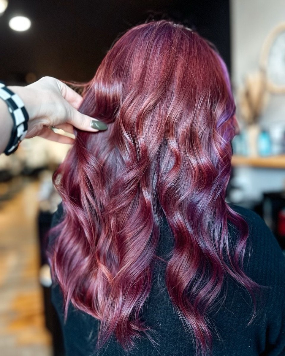 Berry Crush 🍇💜
-
Color by: @alexlovescolor 

#vividhaircolor #pulpriot #shadeseq #berryhaircolor #fallhaircolor #trendylook #instahaircolor