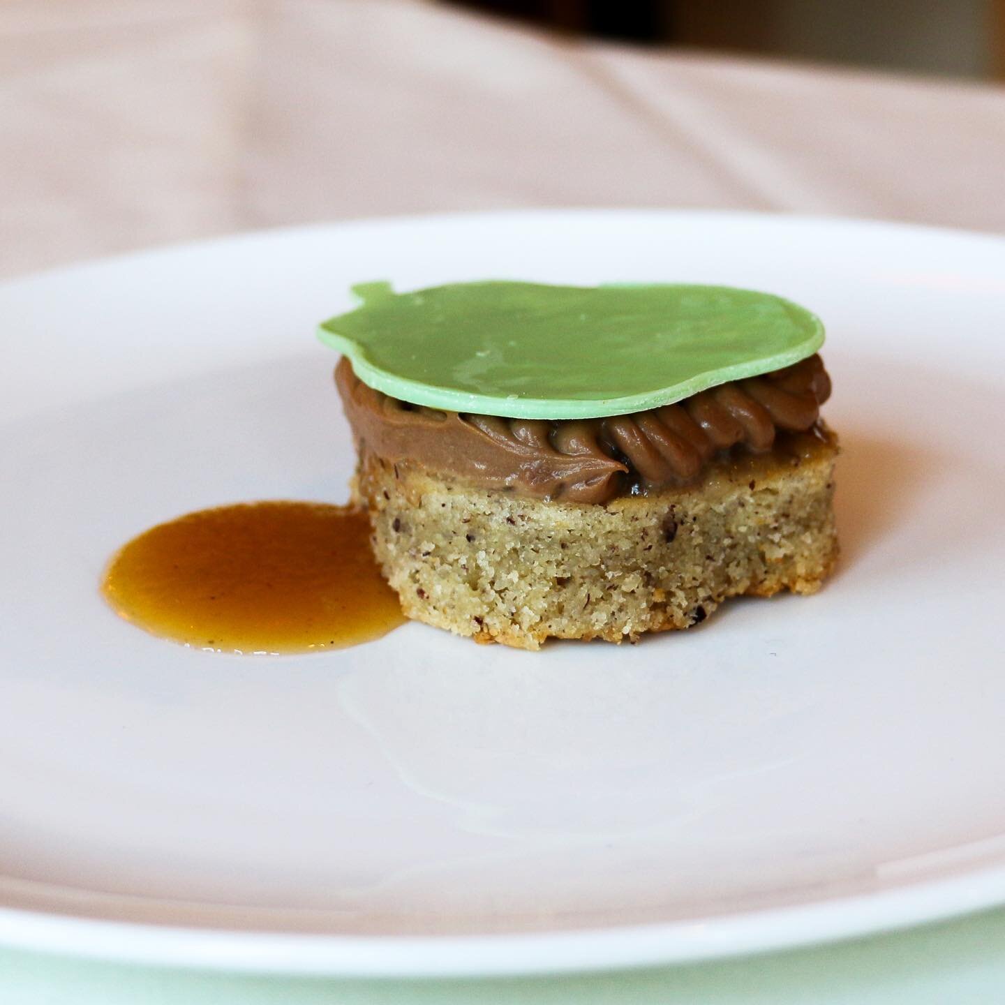 Can you guess the flavor profile of this new fall dessert? 🤫 

#boston #bostonfoodies #bostonrestaurants #bostoneats #frenchfood #bostonfood #bistro #bostonpublicgardens #bostondesserts #desserts #cake