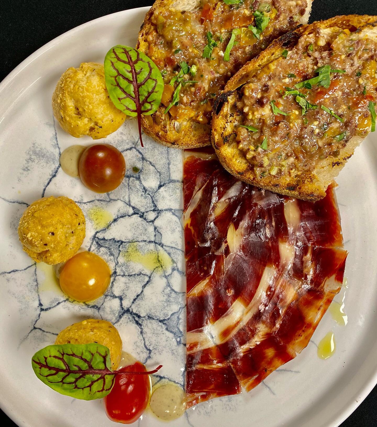 Bistro goes Spanish 🇫🇷🤝🇪🇸

Today&rsquo;s Special: Jam&oacute;n Ib&eacute;rico, Black Truffle Gourg&egrave;res, Pan con Tomate

#boston #bostonfoodies #bostonfood #bostoneats #bostonrestaurants #backbay #romanticrestaurant #bostondatenightguide #