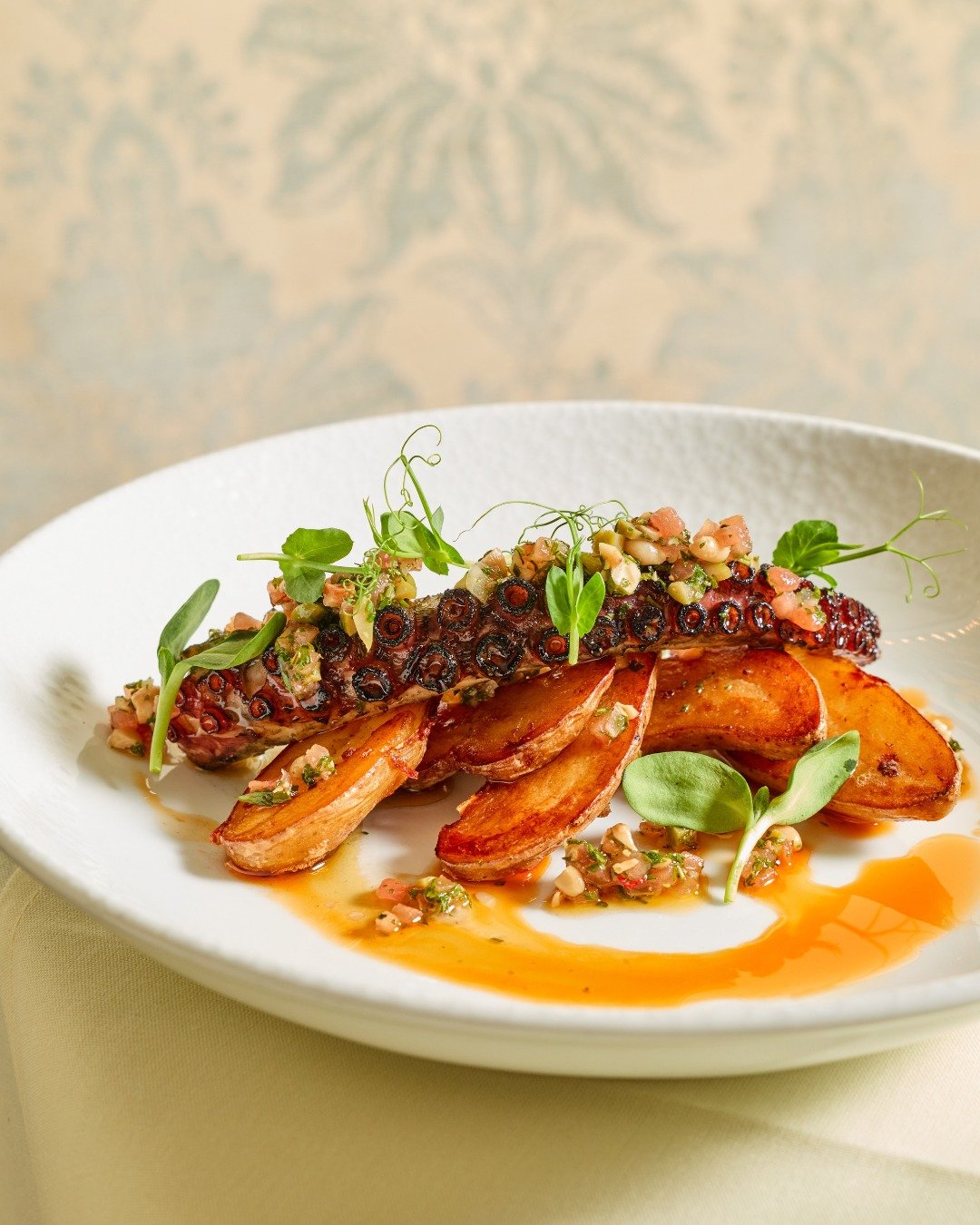 Savor our Spanish Octopus with pine nut, smoked fingerling, castelvetrano olive, caper, and chorizo oil

📷 @briansamuelsphotography
