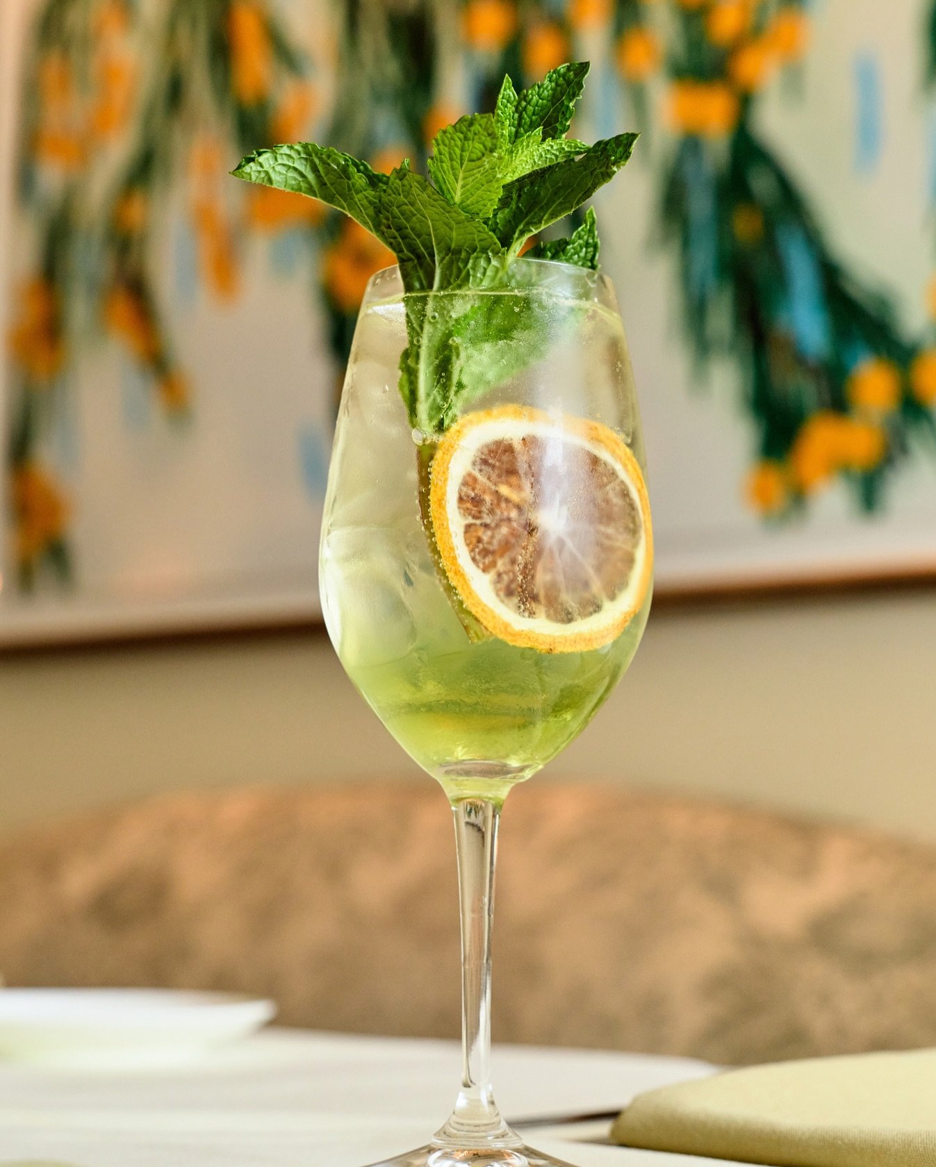 Summer in a glass, also known as a Hugo Spritz.

📸 @briansamuelsphotography
