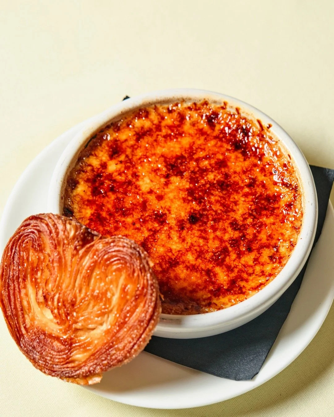 Dessert beckons: cr&egrave;me br&ucirc;l&eacute;e with cinnamon sugar palmier.

📸 @briansamuelsphotography
