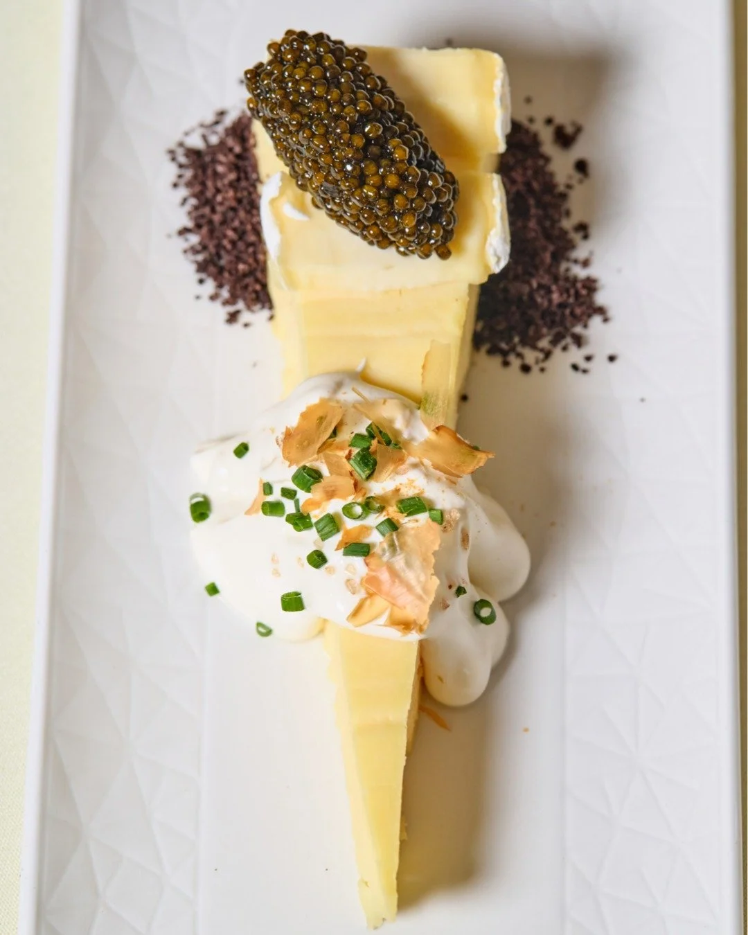 Fromager d&rsquo;Affinois Cheese Cake | kaluga caviar, smoked cr&egrave;me fra&icirc;che, bonito

📸 @briansamuelsphotography