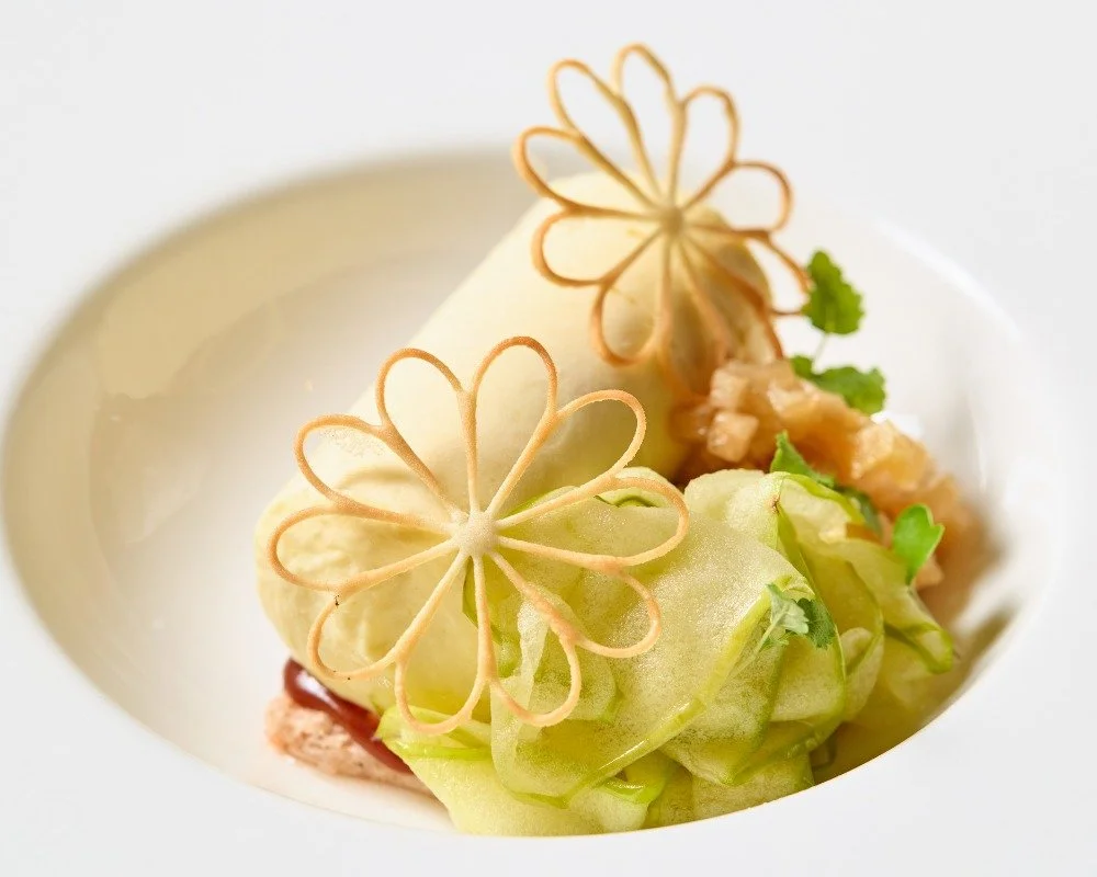 Apple Bavarian | cinnamon dacquoise, roasted apple, caramel

📸 @briansamuelsphotography