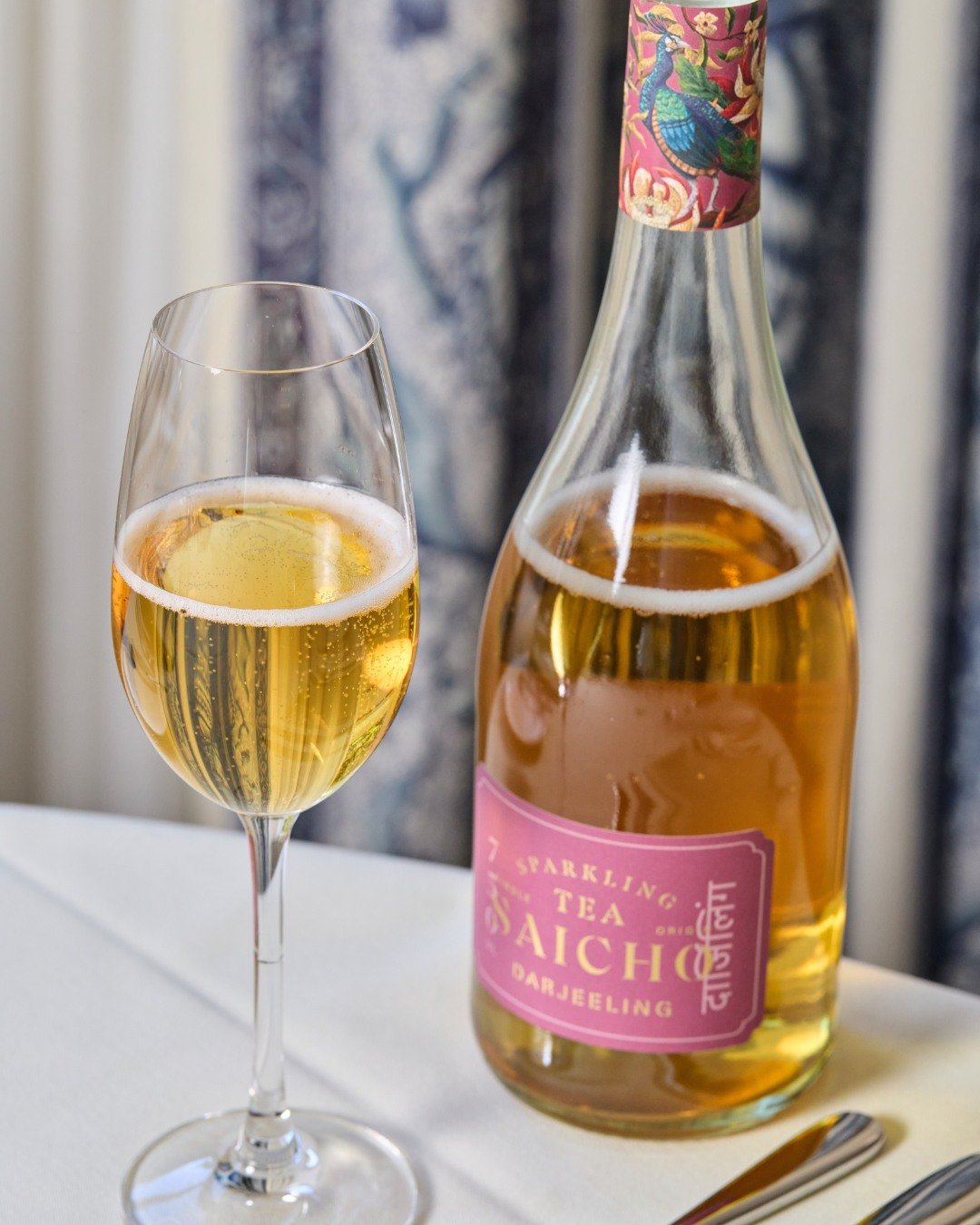 Sip and savor our Chef&rsquo;s Tasting Menu, now featuring a new curated Non-Alcoolis&eacute; pairing. Pictured: the Darjeeling Sparkling, perfectly complementing Chef Robert's crudo course.

📸 @brian.samuels