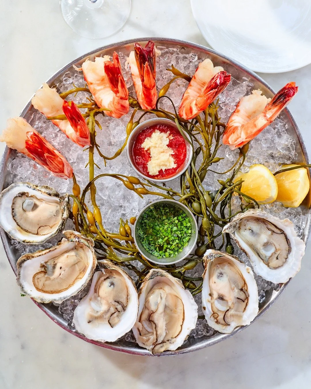 Dive into our raw bar, available daily at brunch, lunch and dinner.

📸 @briansamuelsphotography