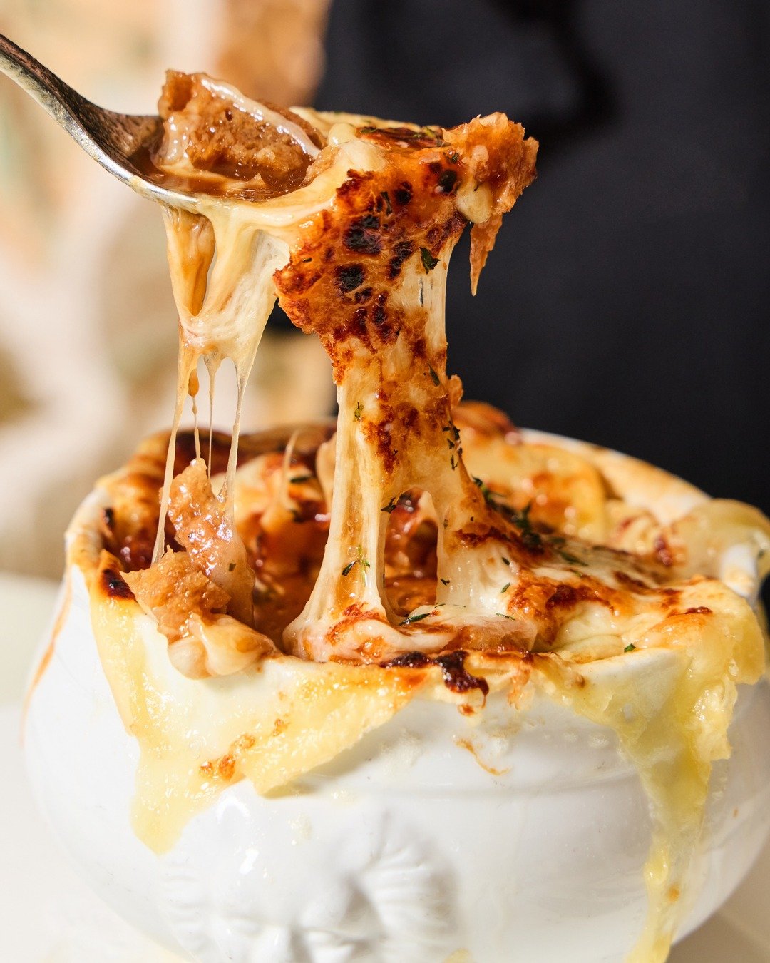 Warm up with our French Onion Soup, offered on our Lunch, Brunch, and Bar menus.

📸 @briansamuelsphotography