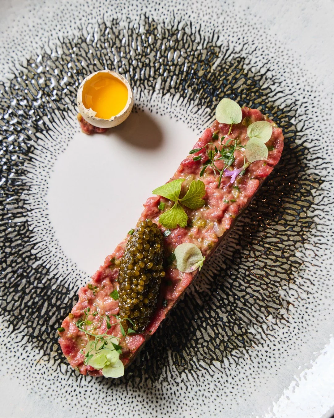 American Wagyu Beef Tartare | cornichon, shallot, quail egg, osetra caviar

📸 @briansamuelsphotography