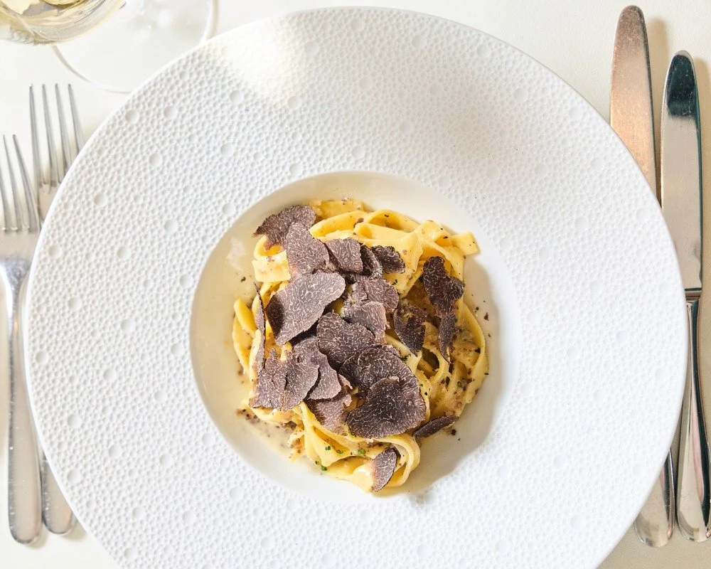 Welcome to Boston, runners! Join us this weekend for pasta specials from Chef Robert. We're serving up favorites like Beet Gnocchi and Black Truffle Tagliatelle, perfect for pre-race carb loading (for runners and spectators alike 😏).

📸 @briansamue