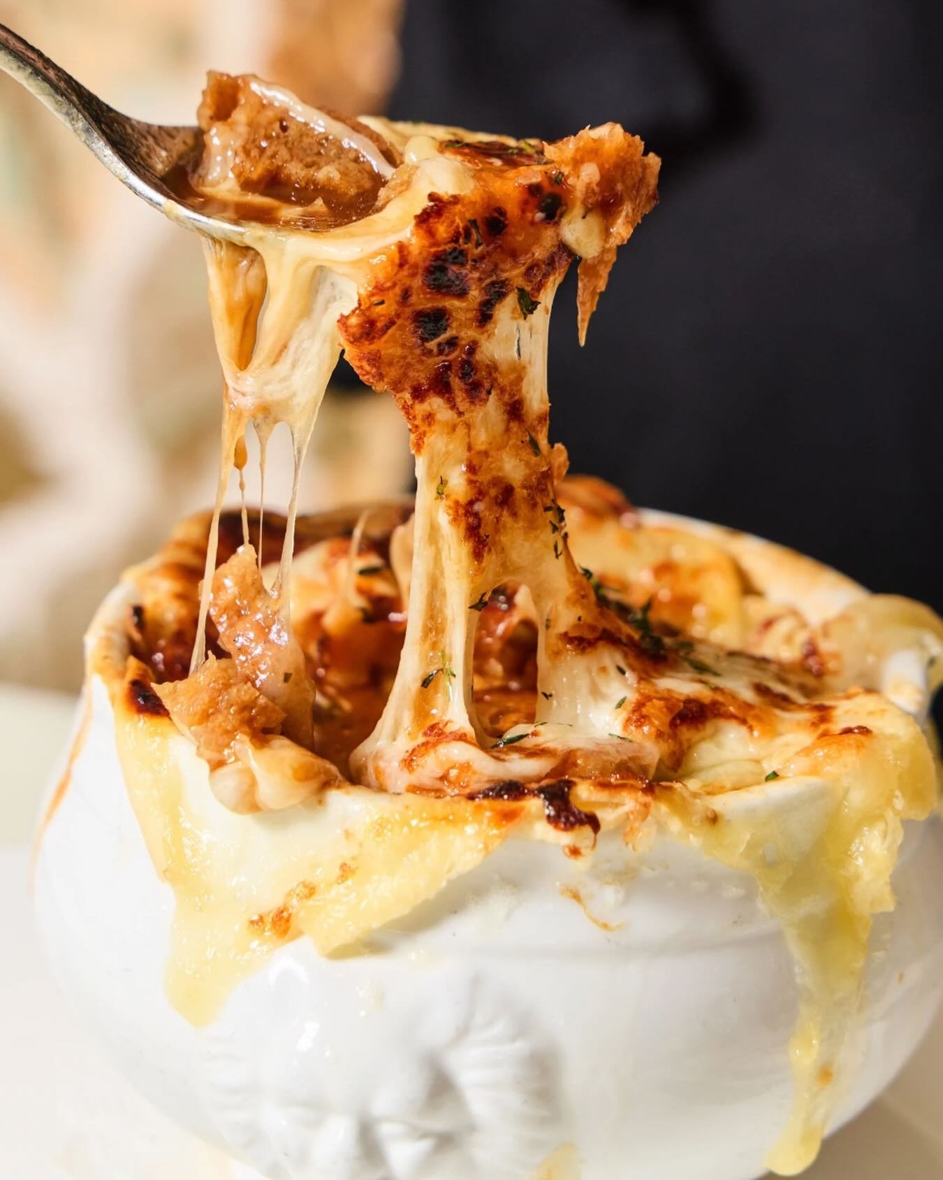 French Onion Soup with gruy&egrave;re - the perfect Saturday lunch.

📸 @briansamuelsphotography