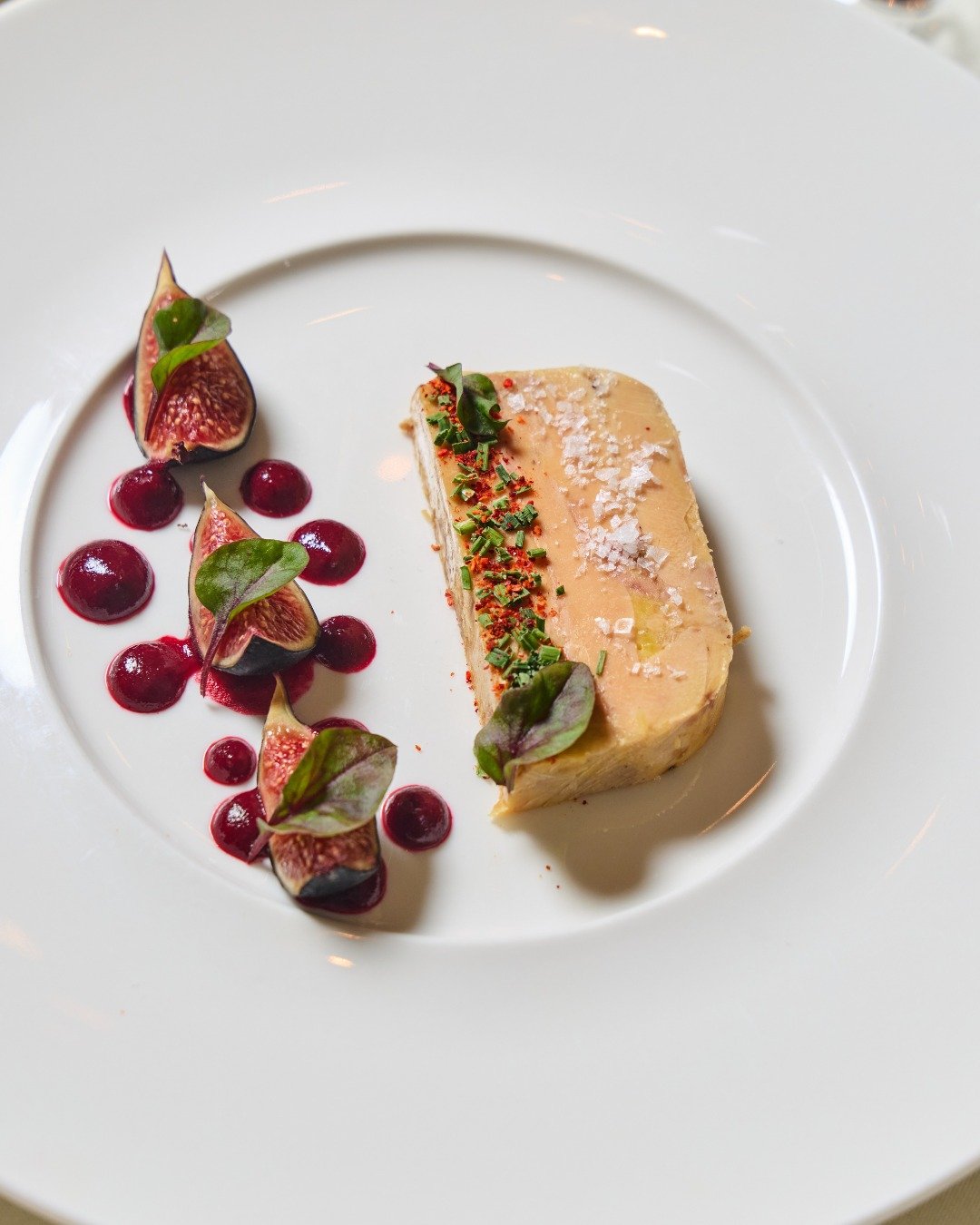 Foie Gras Terrine | walnut, summer truffle, brioche, banana, cherry, fig

📸 @briansamuelsphotography