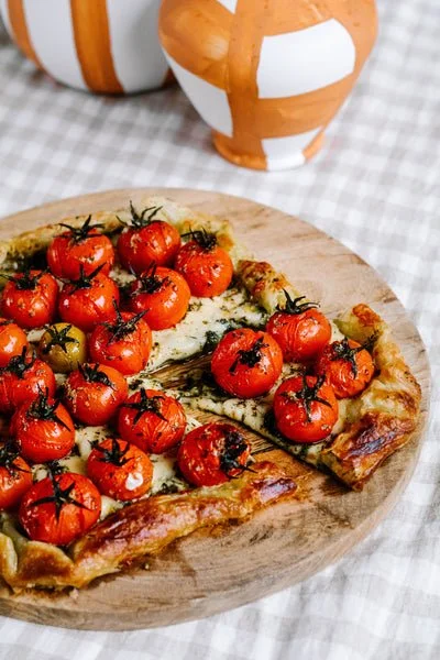 Cherry-Tomato-Pesto-Tart_Jaharn-Quinn-Smor-Kitchen-_4-of-6_600x600.jpeg