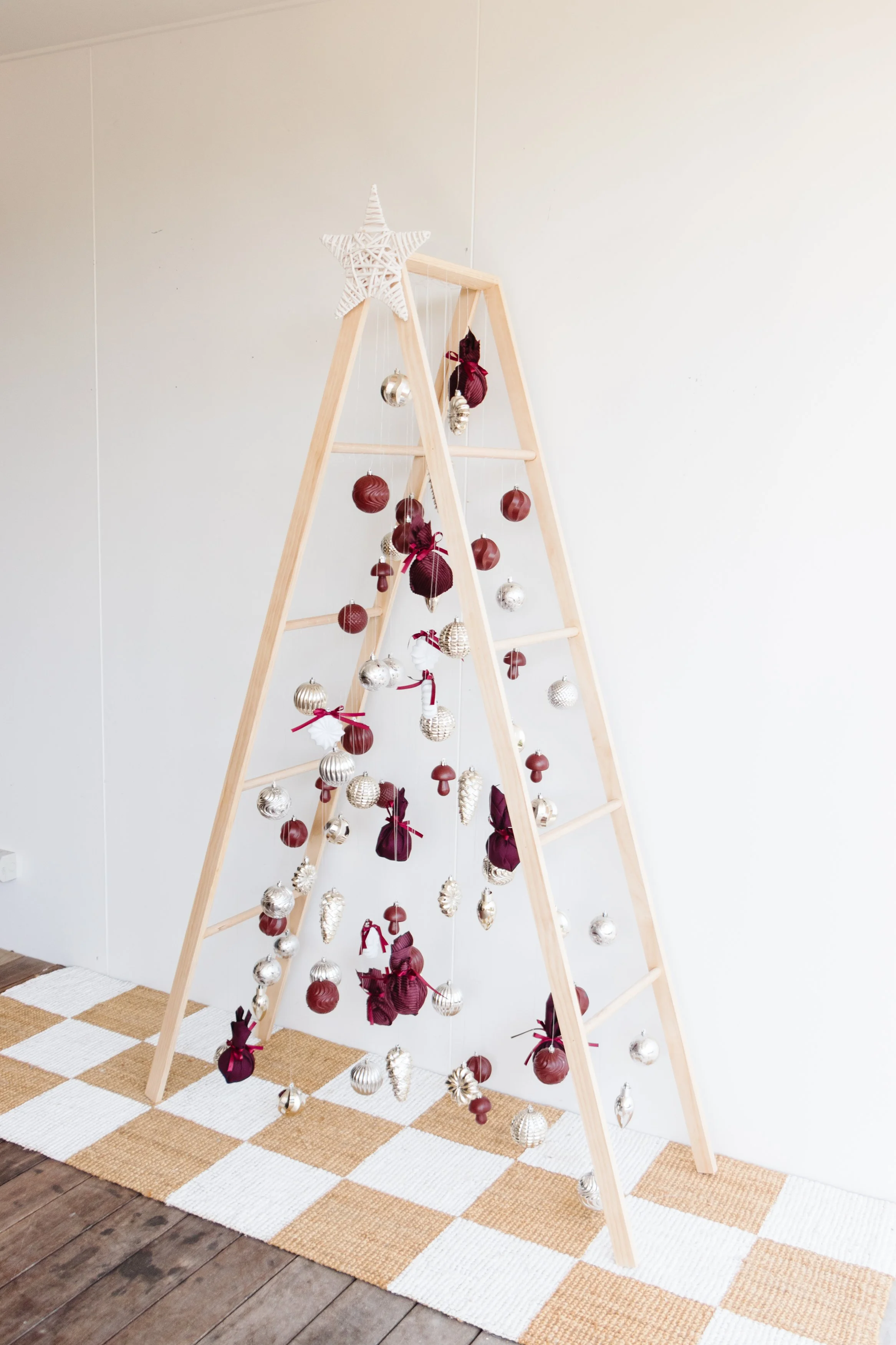 Making A DIY Ladder Christmas Tree — Smor Home