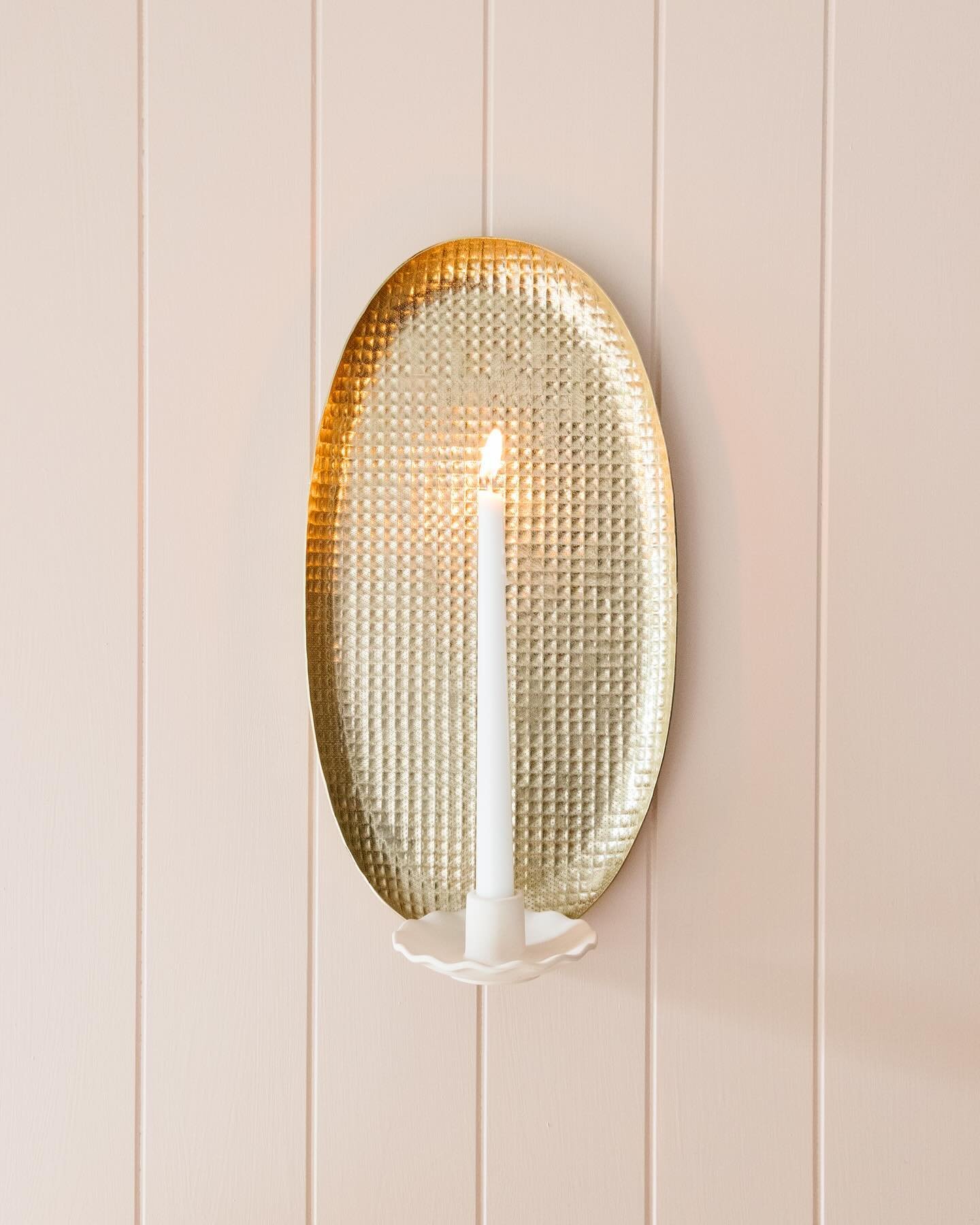 DIY Candle Wall Sconce 🛠️ I&rsquo;ve always loved wall sconces and since the evenings are finally cooling down, I thought it would be nice to try making a candle wall sconce to make our home feel cosy. I used a metal plate I thrifted from a charity 