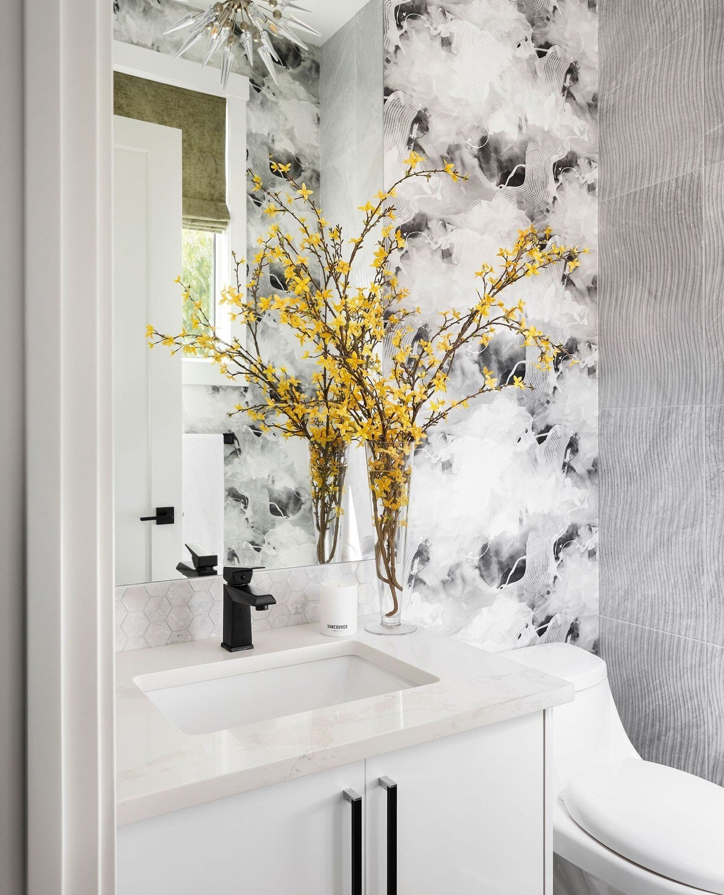 Powder rooms are one of our favourite spaces to wallpaper- and this one is no exception. (This one is actually from Louis' own home!) 🤍⁠
⁠
Interior Design: @louis.dhe⁠
Photography: @eymeric.widling