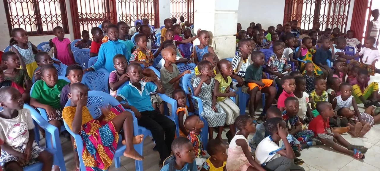 The children are watching a movie. 