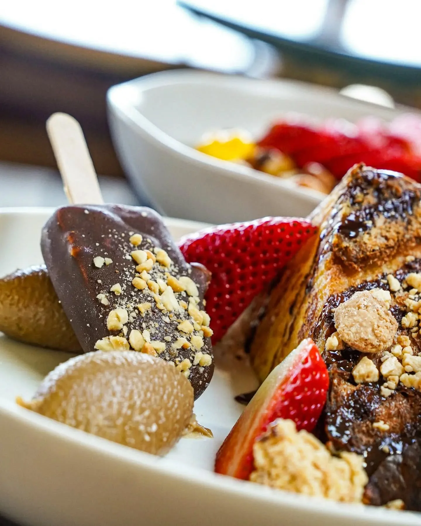 we like to do french toast a bit extra.

soft buttery brioche baked in coconut custard
peanut butter gel
roasted white chocolate crumb
fresh strawberries
with a snickers creamsicle
all made in house.

it's french toast day, everyday.