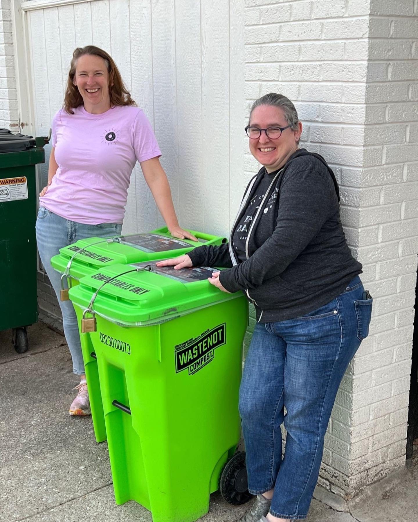 It just became easier (and more affordable) for businesses to compost in Oak Park ♻️🌎

@wastenotcompost and @takeout25nfp have partnered to bring commercial composting to this first green dining district in Illinois. Takeout 25 is granting $500 to t