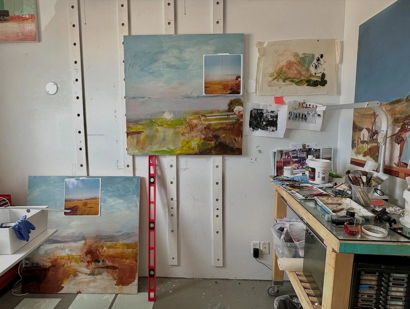 Try as I might, when I’m in the middle of a painting I just.can’t.keep.my.studio.tidy.
The mess makes my brain crazy, but my priority has to be my painting and to remain in that magical flow zone ππ»‍βοΈ