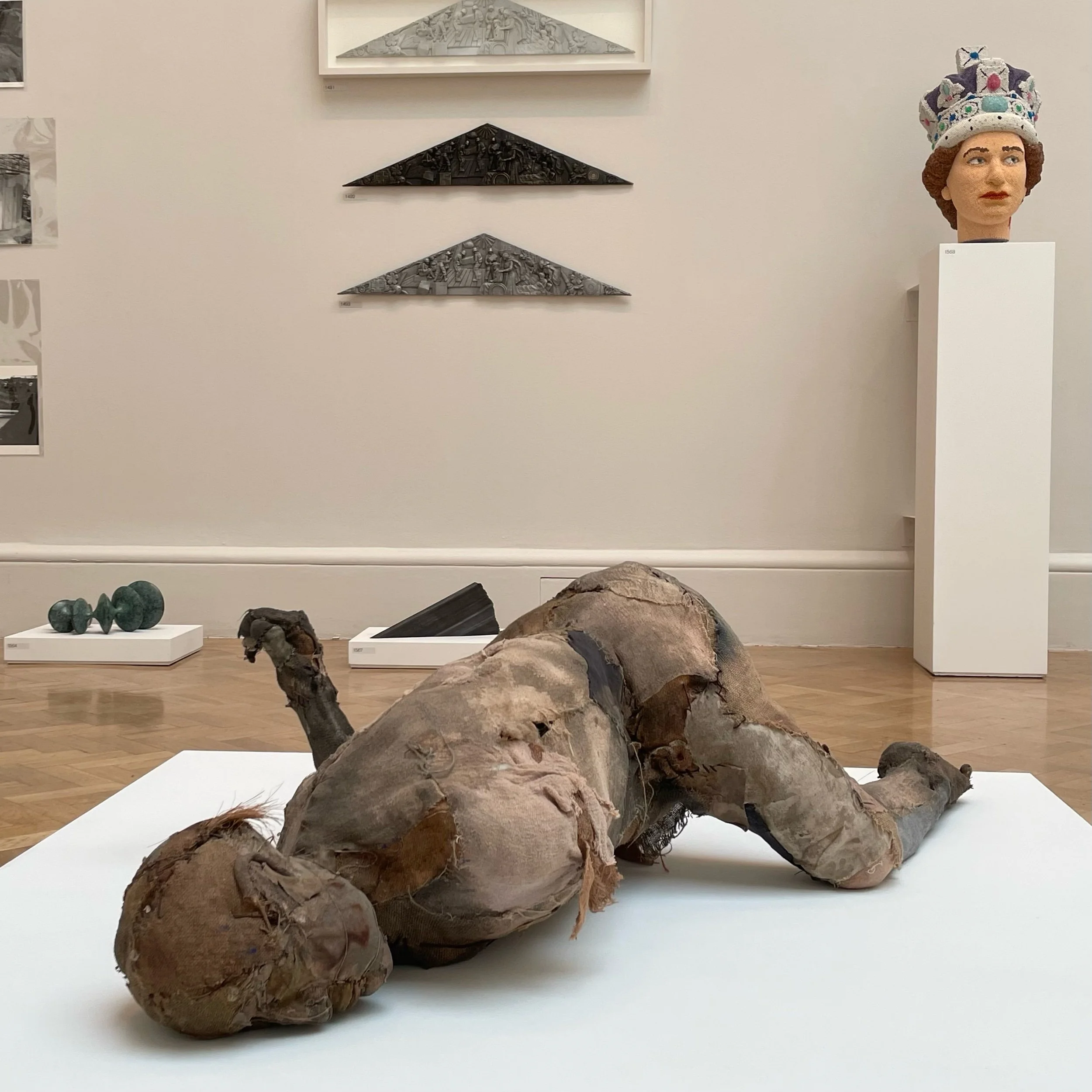 Carlos Zapata (floor), David Mach RA (the Queen)