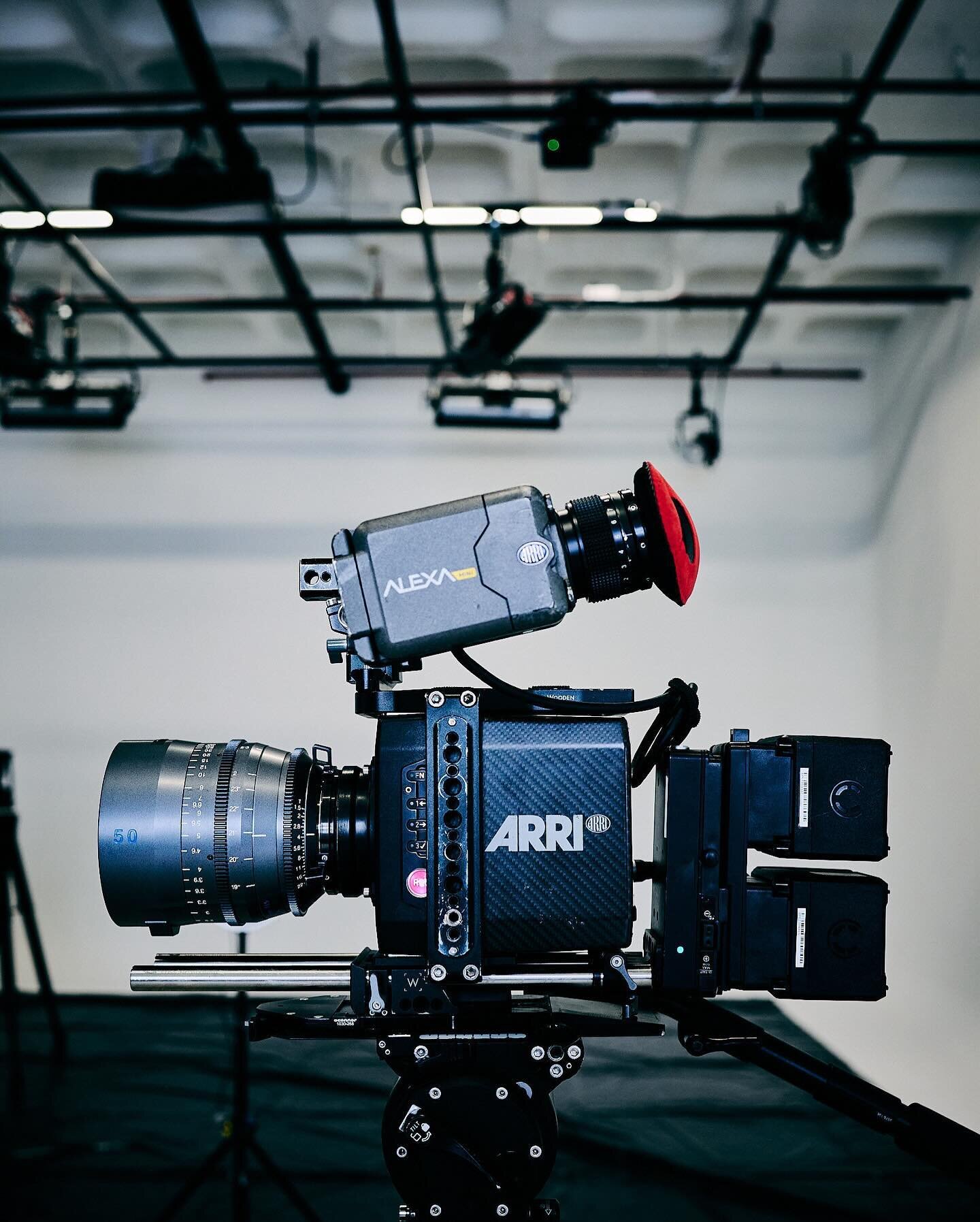 Our newest addition is our oldest camera, but it needs no introduction! The one and only Alexa Mini - and it&rsquo;s ready for rental.  Shown here with our Tokina Vista One prime.  More arri updates to come! 

#alexamini #arri #tokinavista #filmmakin