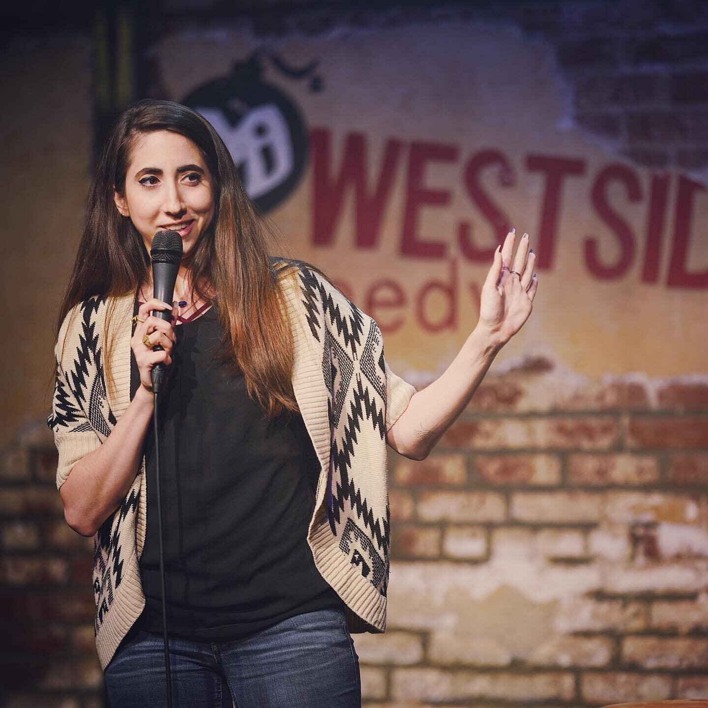This show was so fun I forgot how to stand like a regular fkin human.
.
Why do I look like I just dragged my injured leg from the battlefield just to take this photo?
.
.
.
#comedy #westsidecomedy
#facialrecognitioncomedy #standup #comedian