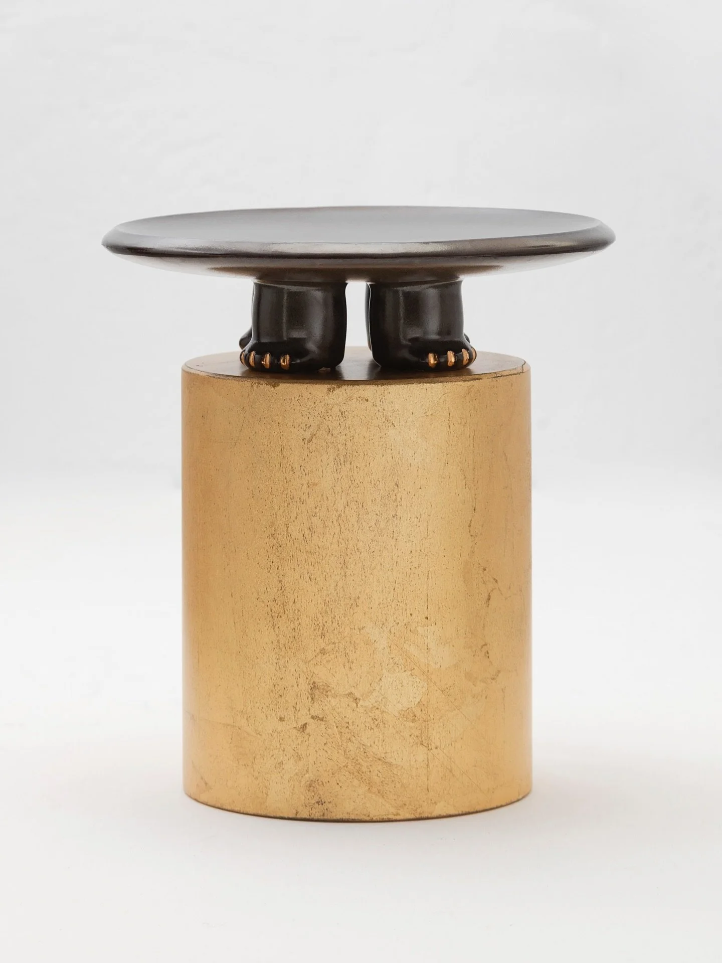 JAMA DECORATIVE PLATTER
Decorative slip casted ceramic platter finished with a rich black or dark green glaze, highlighted with gold luster details.
Inspired by Jama-Coaque (350 BC - 1532 AD), a circular censer or table that combines animal and hum