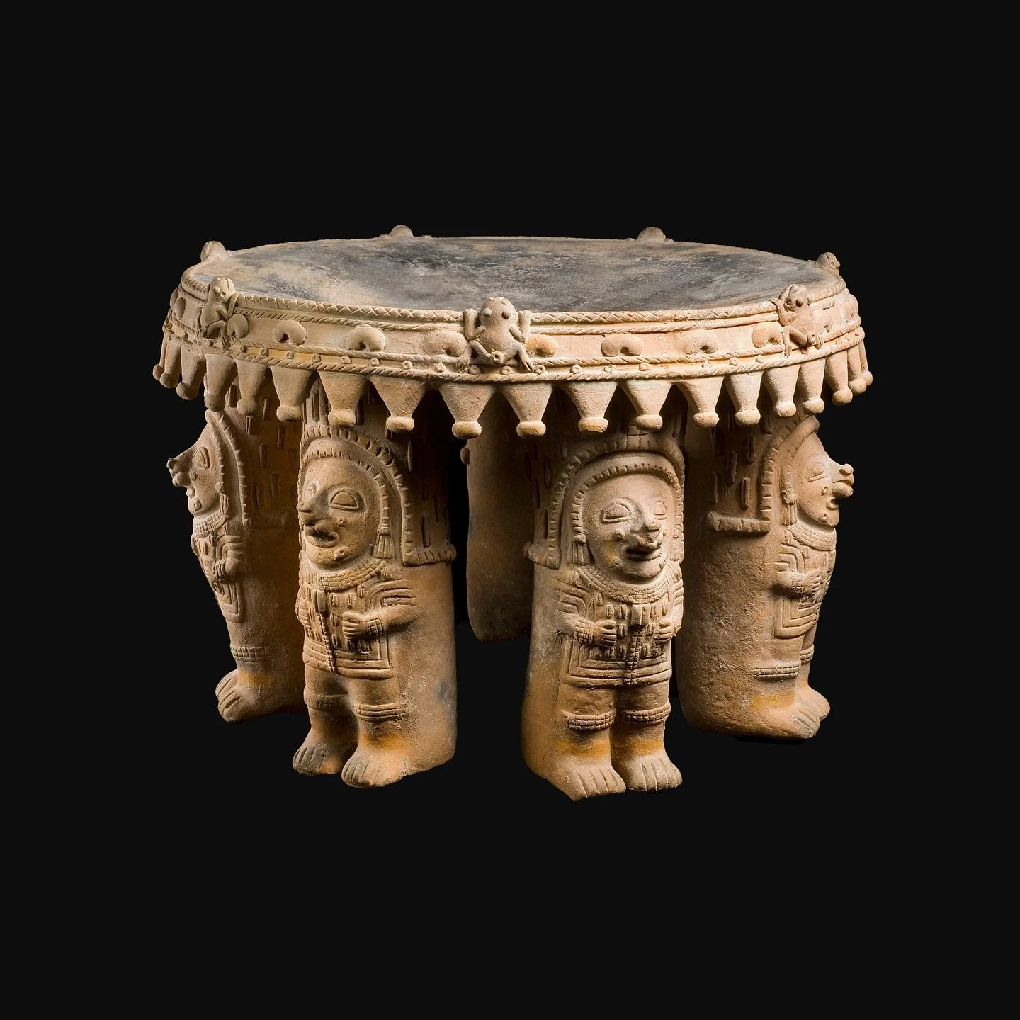 Jama-Coaque (350 BC - 1532 AD), a circular censer or table that combines animal and human representations around the theme of sowing and the fertility of the fields.
In an unprecedented collaboration, the distinguished pre-Columbian art museum, Muse