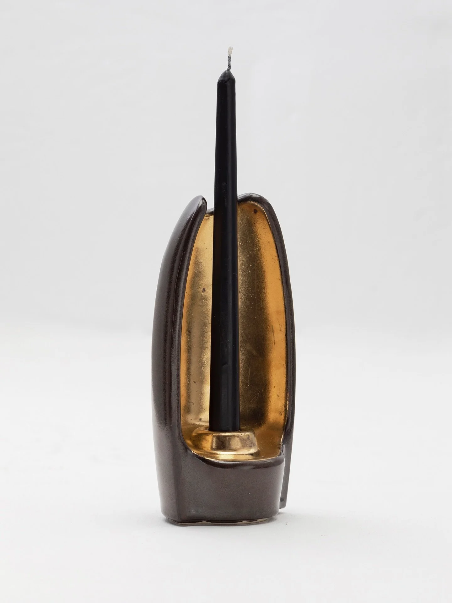 ABSOLUTO Decorative Candleholder
Decorative slip casted ceramic candleholder finished with a rich black or dark green glaze, highlighted with gold luster details, and ivory wax candles.
An exploration of El Absoluto (4000 - 1800 BC), a carved-stone