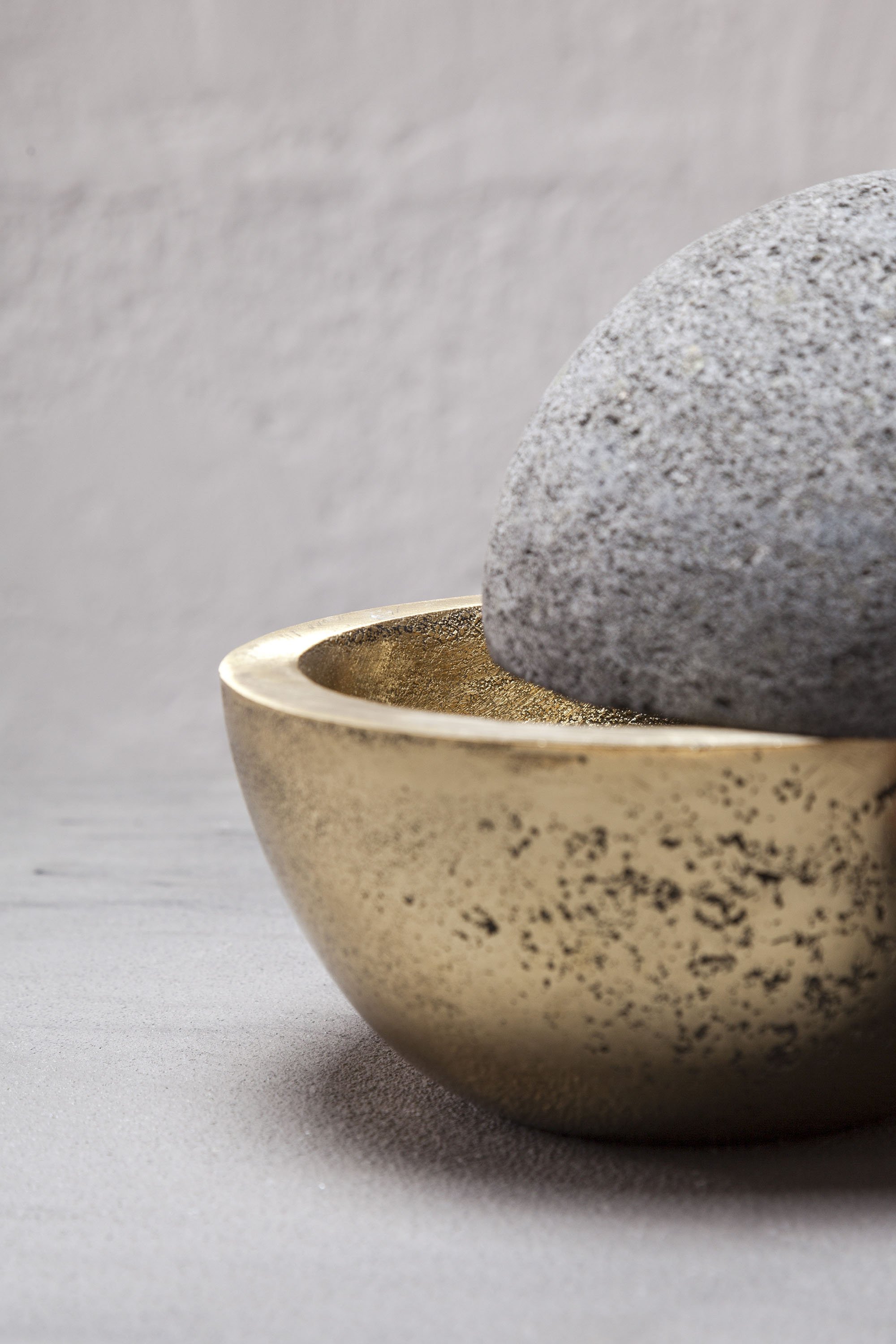 HEMISFERIO Table Lamp in Casted Bronze and Volcanic Stone - ANDEAN