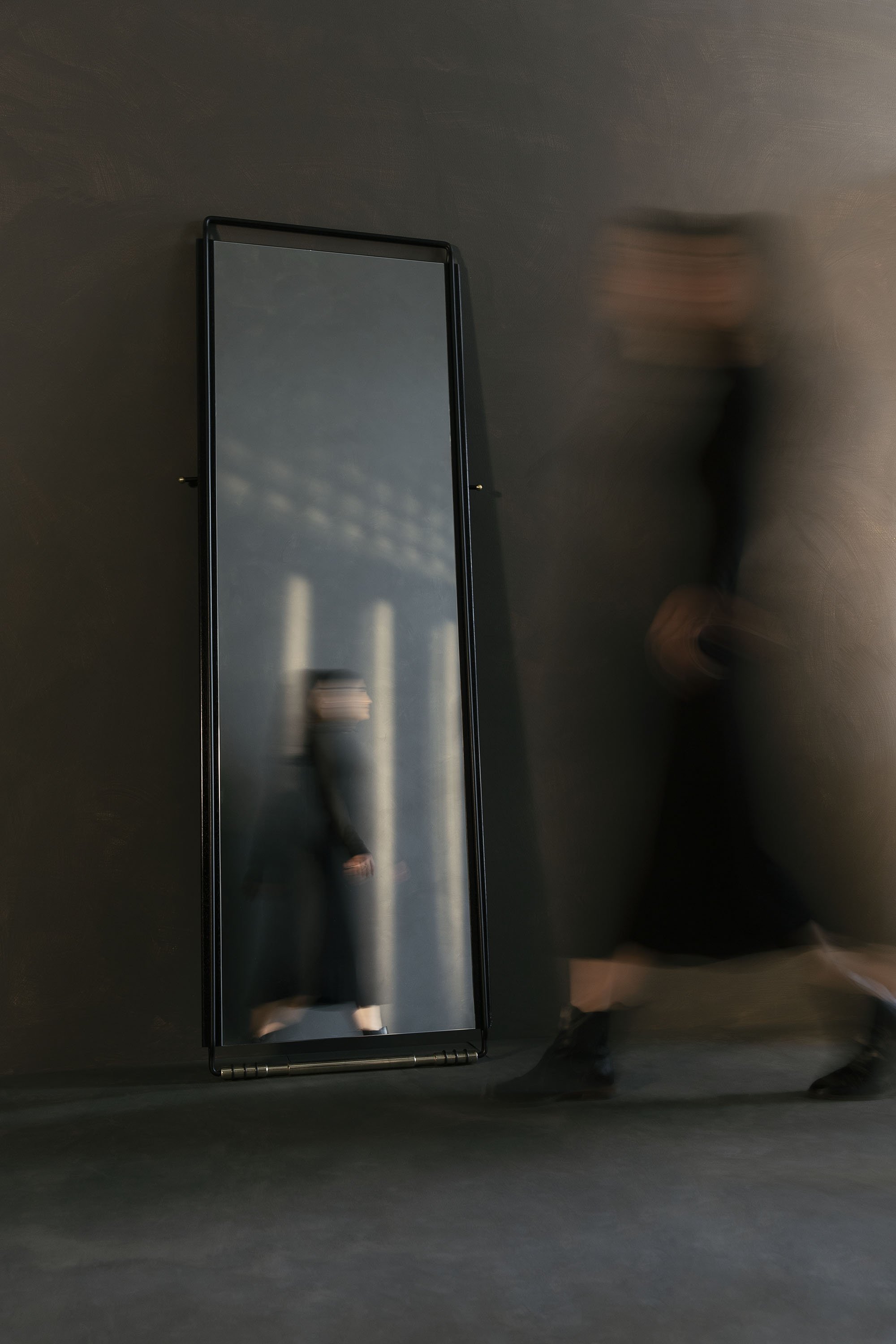 ANDEAN_PERFIDIACOLLECTION_PERFIDIA01FLOORMIRROR_LIFESTYLE_02_CHRISFALCONY.jpg