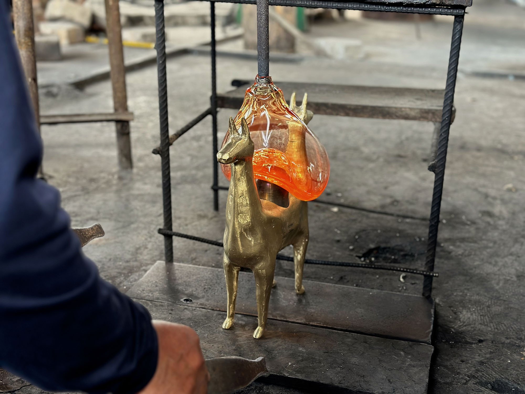 LLAMAS Table Lamp in Casted Bronze and Handblown Glass - ANDEAN
