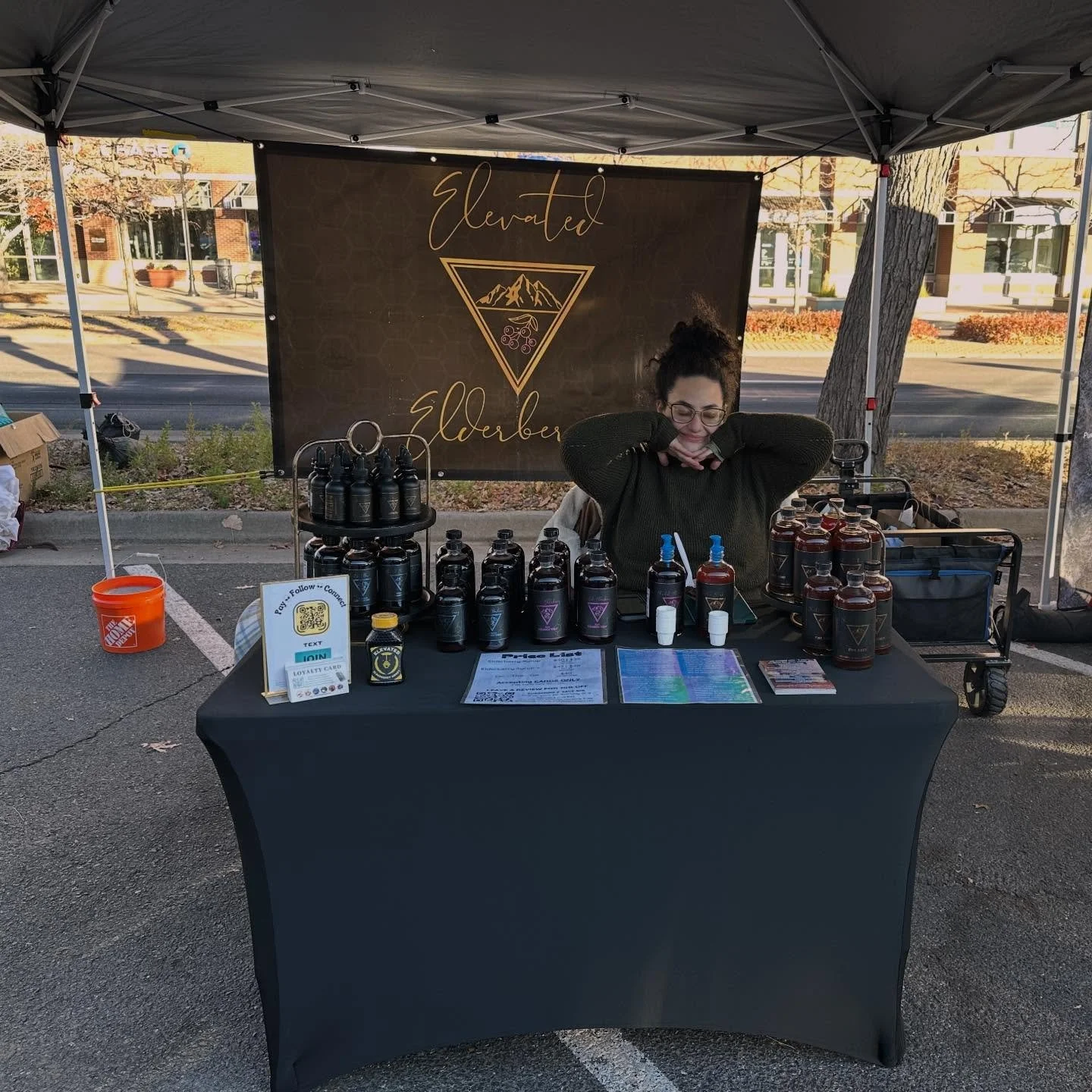 MY SISTER-IN-LAW IS IN BOULDER UNTIL 2 TODAY!!! How lucky am I? 🥹💜 GO SAY HIII 
&bull;
When employees call off, family steps in &mdash; and today she&rsquo;s running our VERY LAST market of the season&hellip; which also happens to be her VERY FIRST