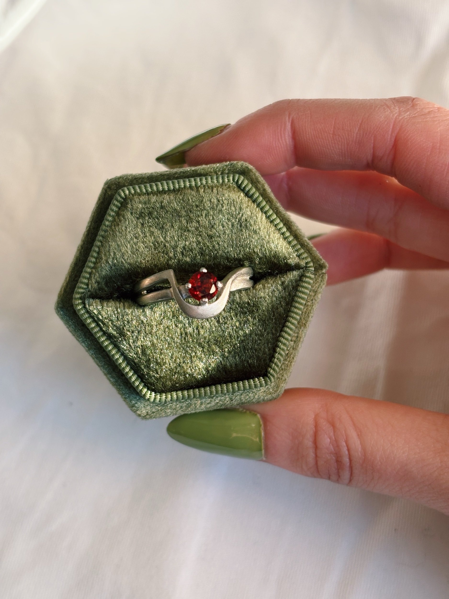 VINTAGE RED RING