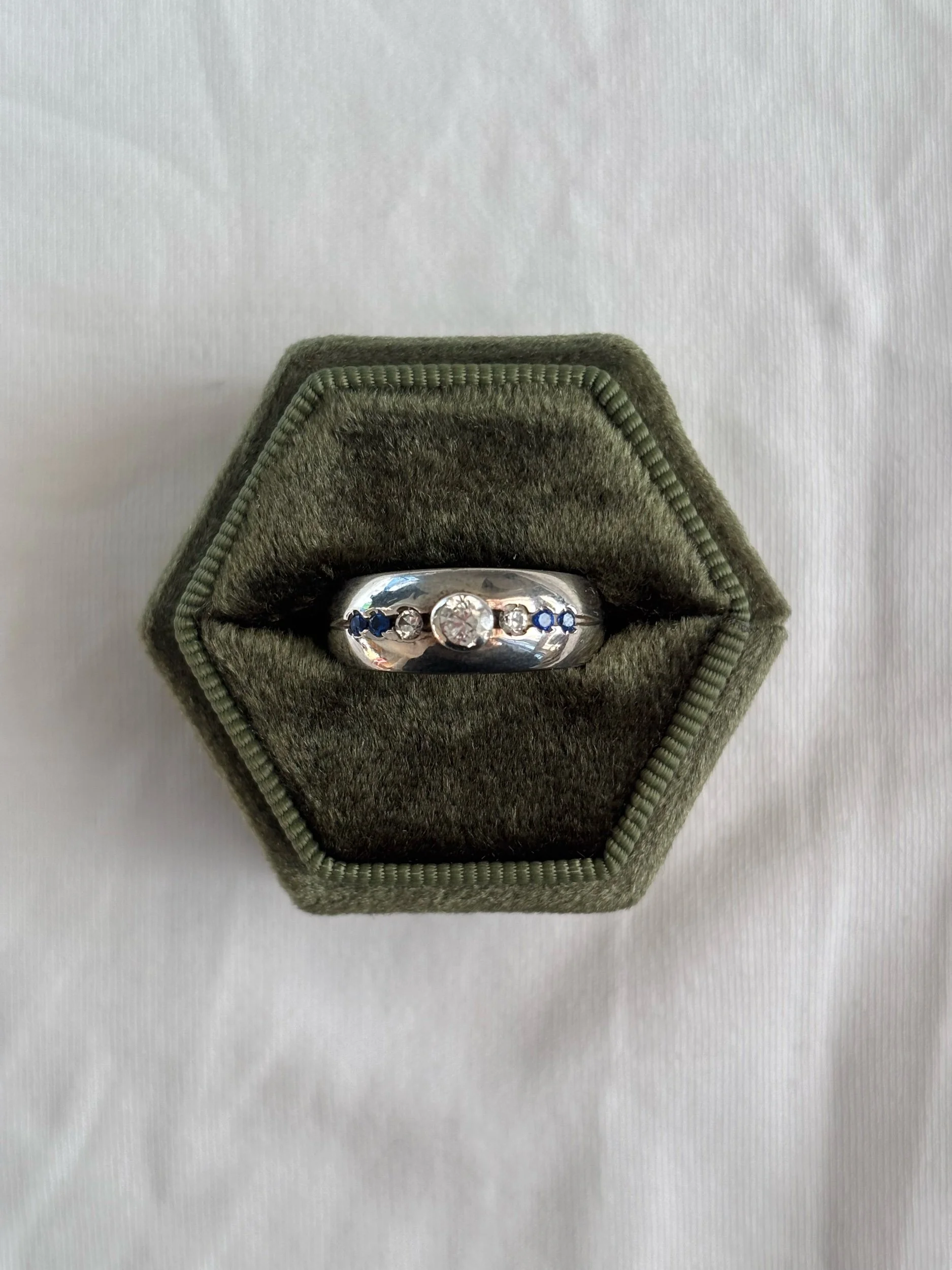 VINTAGE WHITE & BLUE RING