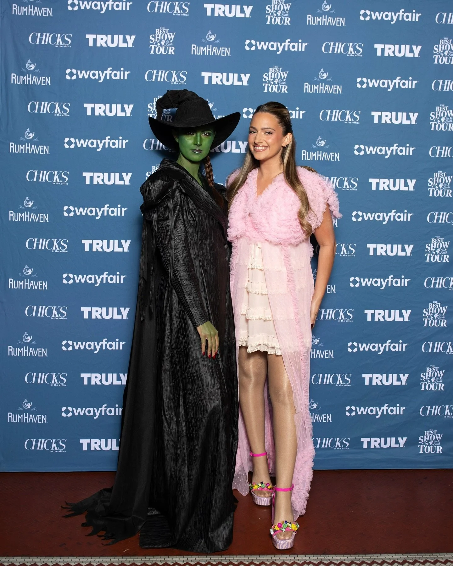 A wickedly fun night at @chicksintheoffice tour stop #3&ndash; CHIGAGO! 🩷💚

Hair + makeup (Halloween version) for @francescamariano + @mariaciuffo ✨