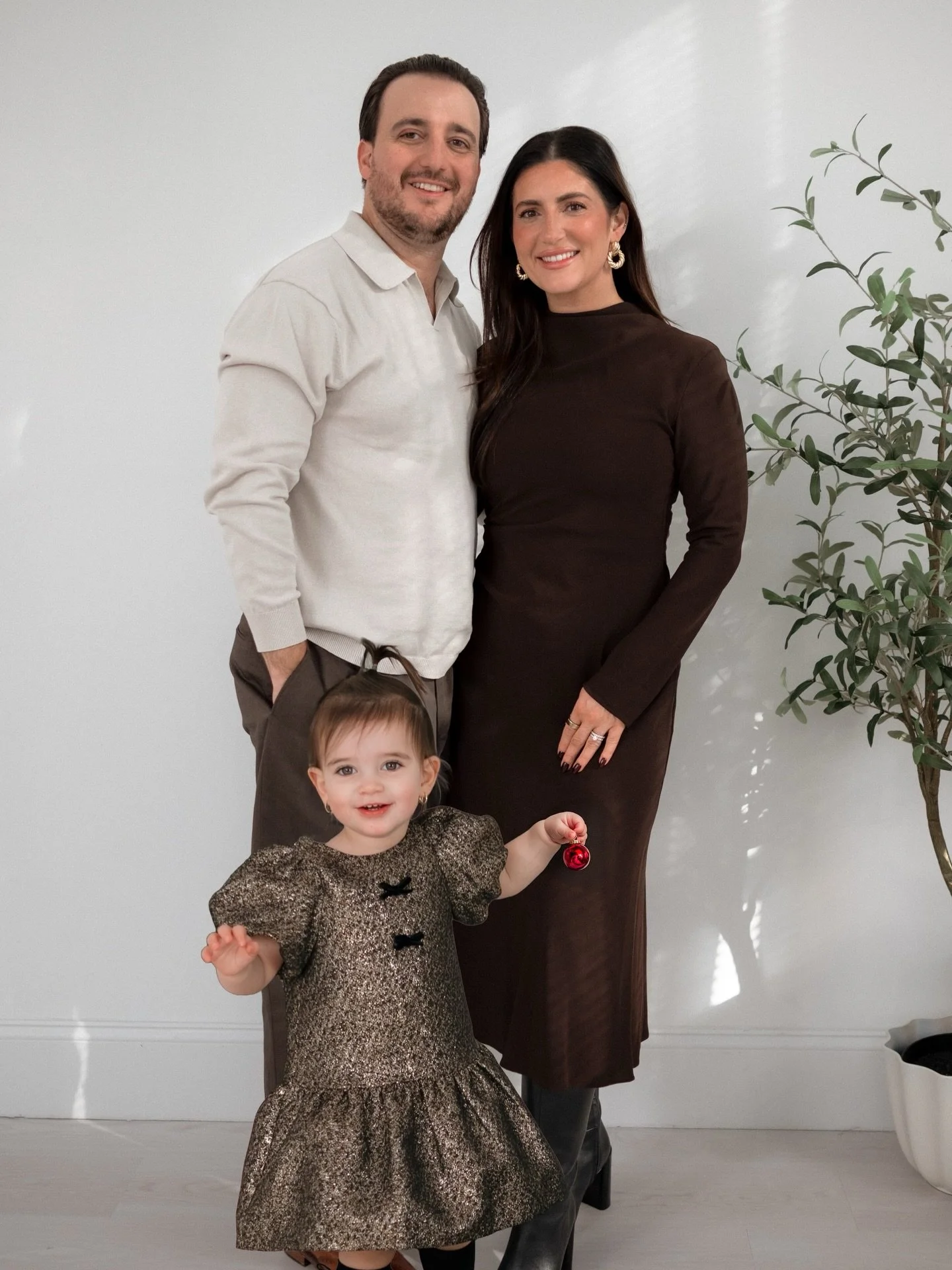 Happy Thanksgiving! So thankful for my family, my clients, everyone who has supported my business, and all the amazing girls who work with me. 🤎

📸: @coletteperlphotography @thenorthshorestudio_ 
Spray tan: @spraybyktanning 
Romi&rsquo;s clothes: @