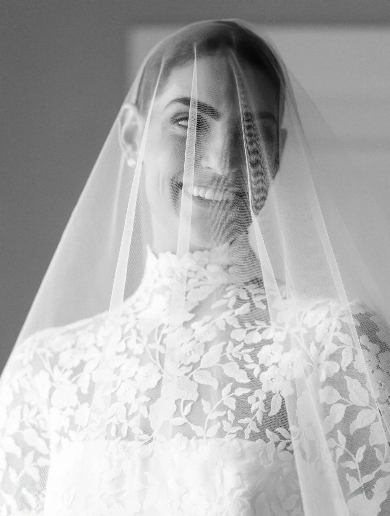 Snapshots of my gorgeous bride, @candreoli&rsquo;s, wedding day 🤍✨

Photos: @lisamrigby + friends g7x
Planning + design: @kkerkorianweddingsandevents 
Hair: @salonhueboston @libbybeatrix 
Venue: @bplboston