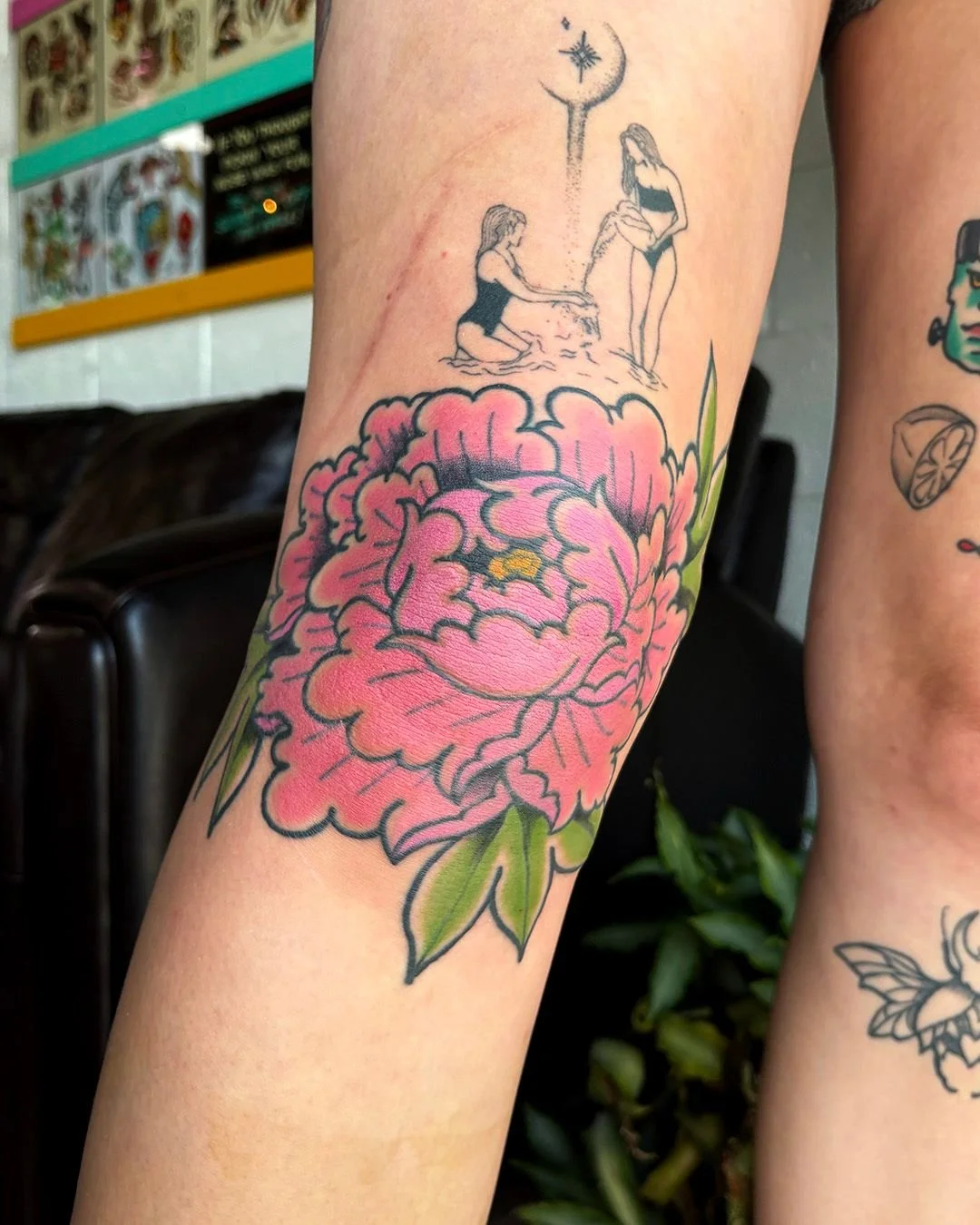 So stoked to finish up the colors on this peony! The lines are healed, and the colors are Phresh. These are so much fun to do. Reach out through email or DM to claim your own. These are drawn on to fit the space best. Hecho con mucho amor en @luckyro