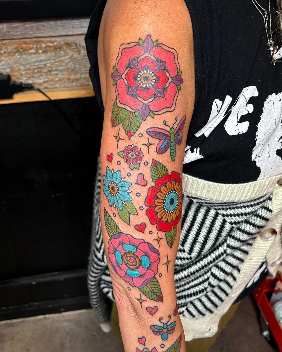 What a privilege to work on this piece. It was a blast to work on and love how it turned out. Pinwheel flowers and florals in general are my jam. Reach out through email or DM to book some custom pieces with me! My books are always open. Hecho con mu