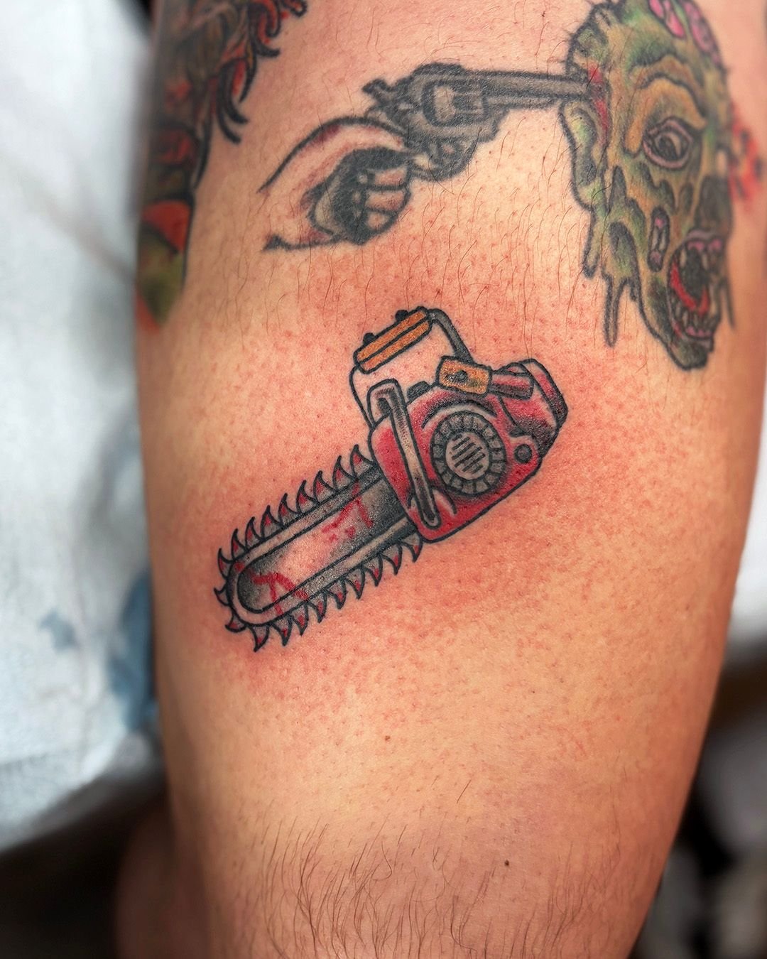 Cute little chainsaw walk in tattoo. I love to work on spontaneous pieces. Pull up at @Luckyrosedenver if you're feeling like getting tatted. We'll be more than happy to help you with your idea. Hecho con mucho mucho amor. 
.
.
.
.
.
.
#bipoctattooar