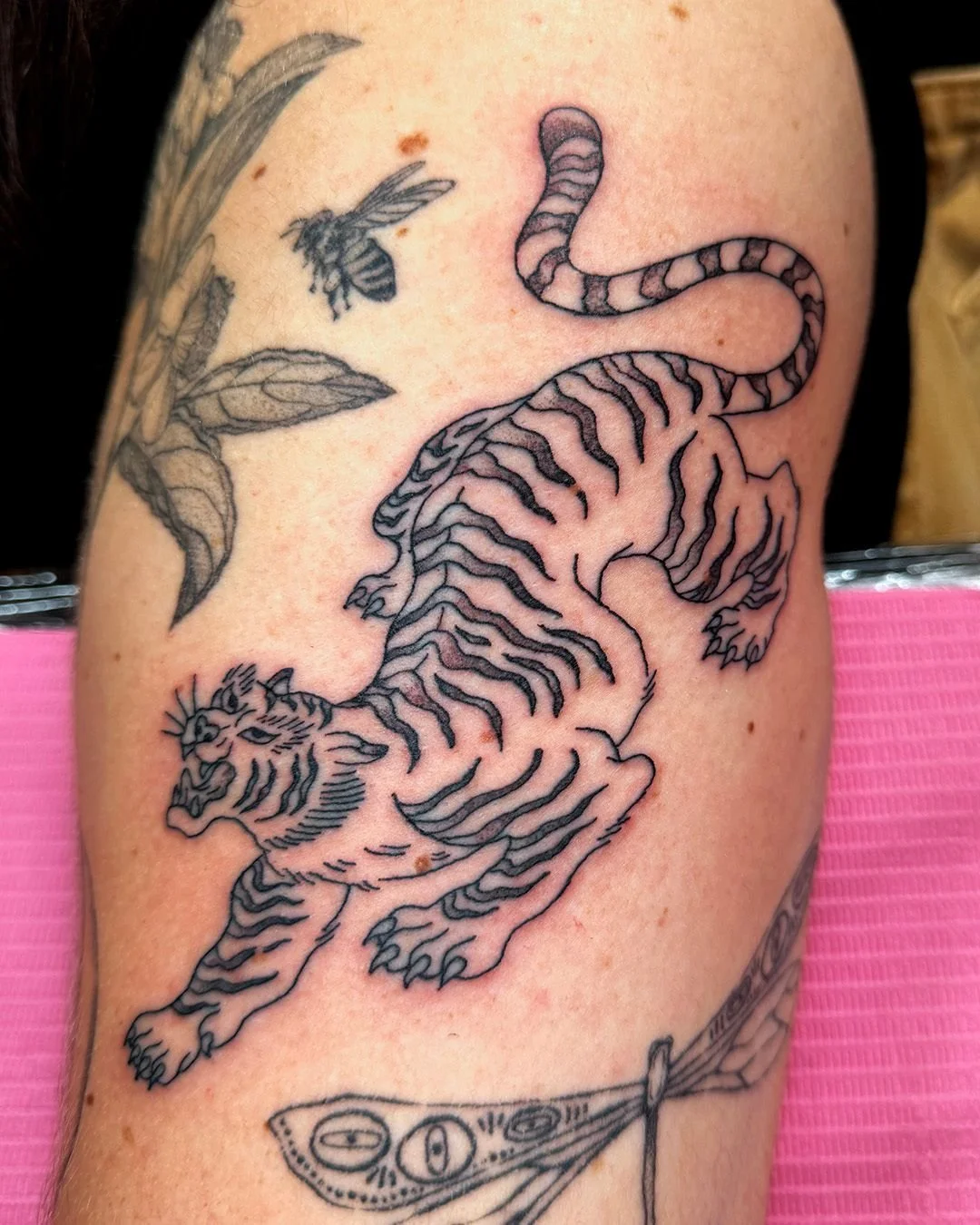 Custom linework tiger with minimal shading. Had a lot of fun with this one. I'd love to tattoo more big cats like this. Reach out through email, DM, or Text. Links in my bio and Website. Hecho con mucho amor en @luckyrosedenver Love Ya'll
.
.
.
.
.
#
