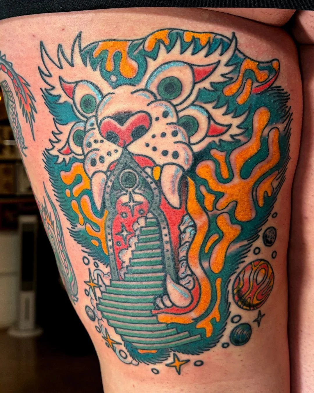 So stoked to finish the color on this piece I started on my honey @silenceisagun. Labor of love, and they hated my guts while we packed in that color. Love the color palette, and it complements their other pieces so well. I want to create larger piec