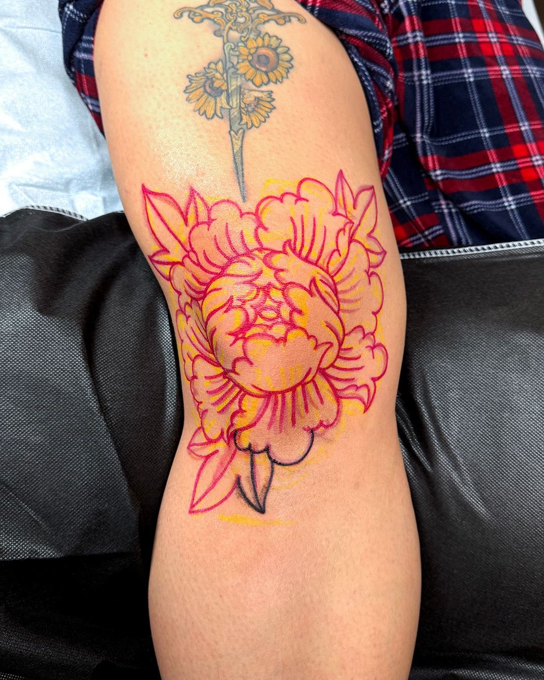 Custom drawn-on Peo-Knee in Blue. I love to do these pieces and would love to do some more. Reach out if you'd like to get your knee blasted. I am as gentle as possible, I promise. Hecho con mucho amor en @luckyrosedenver Love Ya'll 
.
.
.
.
.
#bipoc