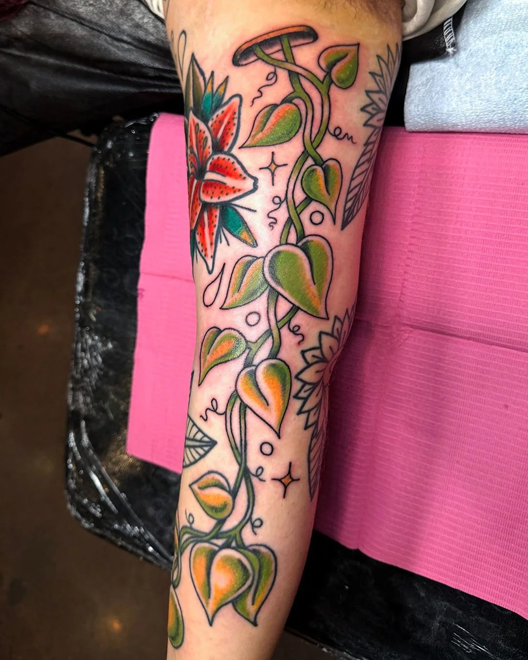 Had the privilege to add to this sleeve I have been working on. The vine was in part drawn and part stenciled. I didn't get any photos of the drawing stage, but stoked with the progress. Lines on the flower are healed, and the color is fresh. I would