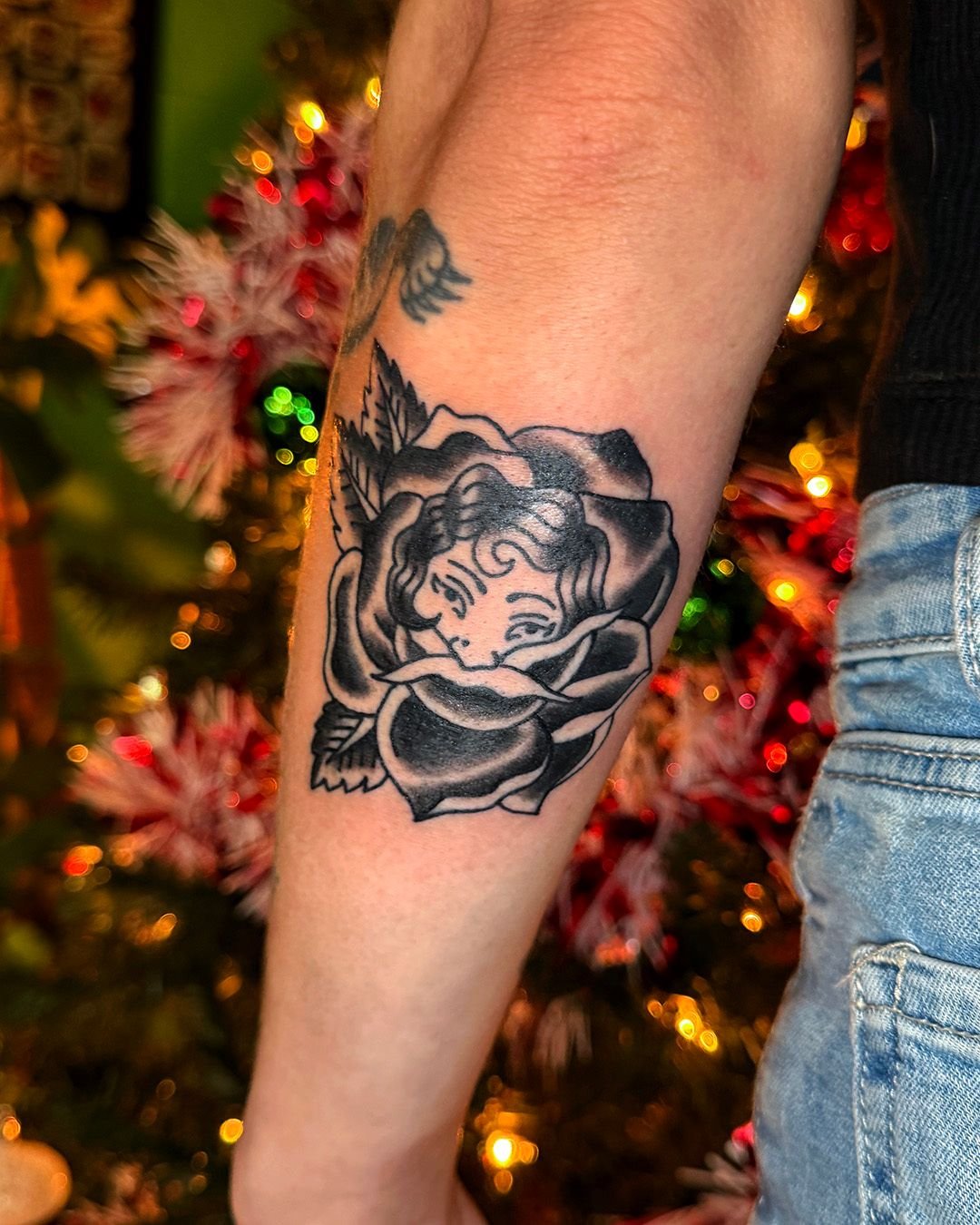 Lady in a rose from my Black and Grey Flash sheet. I had fun with this piece and would love to do more with a variety of flowers. Reach out if you have ideas. I am happy to work within budgets. Hecho con mucho amor en @luckyrosedenver Love Ya'll 
#bi