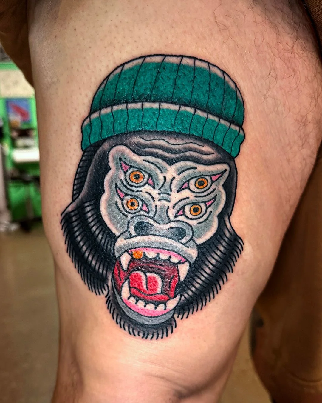 Custom screaming gorilla. I love to add personality to a classic, traditional image. Always down to add some extra eyeballs and a bit of color to anything I make. Send me an email or DM if you'd like your own custom animal. Hecho con mucho amor en @l