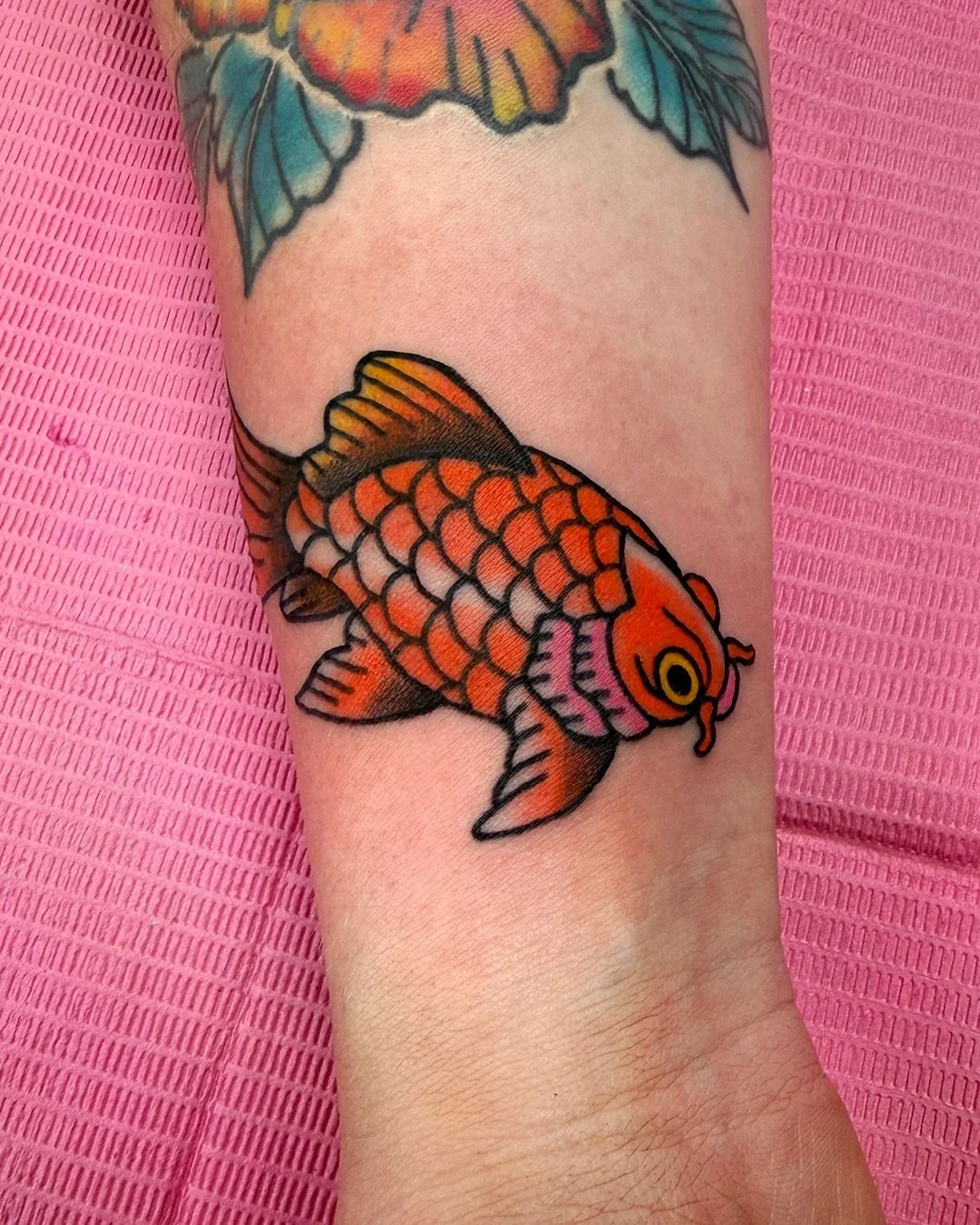 Little fish from my flash. I think it's so cute and love the placement. I have so much fun making these little bangers. Reach out if you have a small gap to fill, or if you'd like to do a bunch of smaller pieces. Color or Black and Grey. Added a heal