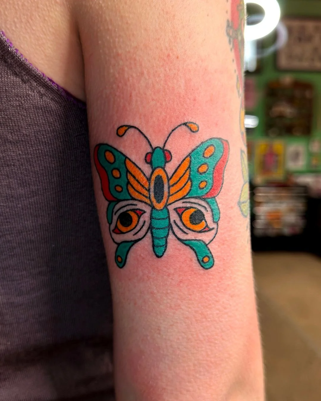 Some tattoos I haven't posted from the past couple of weeks. Mostly flash and one custom. Reach out if you'd like to book a piece with me. Hecho con mucho amor en @luckyrosedenver Love Ya'll
#bipoctattooartist #queertattooartist #denvertattooartist